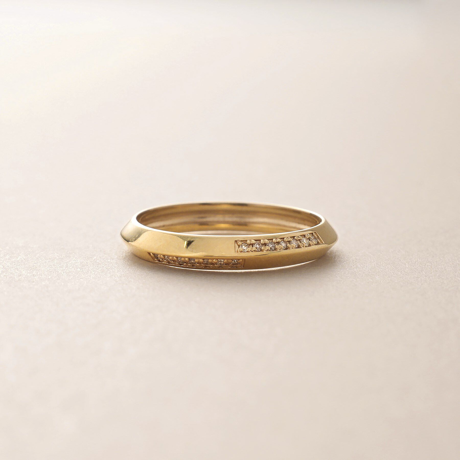 COCOSHNIK「K10ダイヤモンド しのぎダイアゴナル リング」|リング|