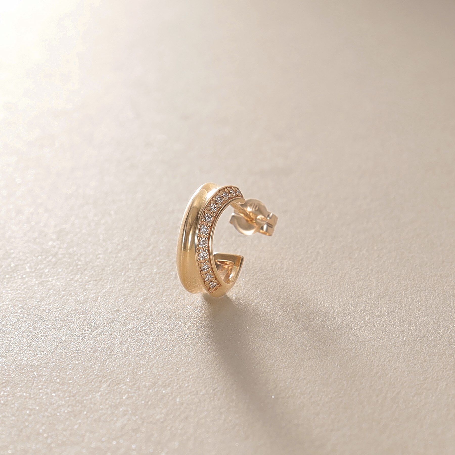 COCOSHNIK「K10ダイヤモンド 逆アールフープ スタッドピアス」|ピアス|