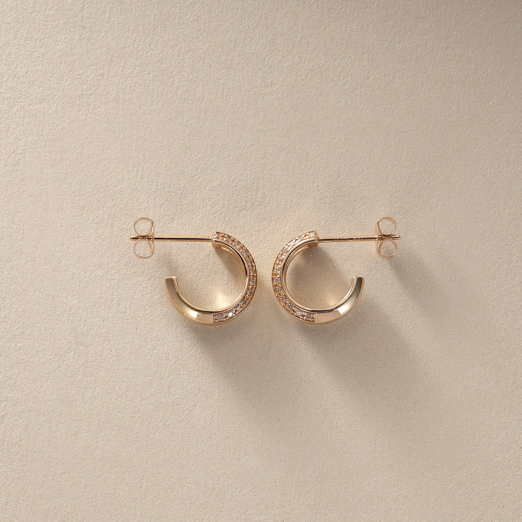 COCOSHNIK「K10ダイヤモンド 逆アールフープ スタッドピアス」|ピアス|