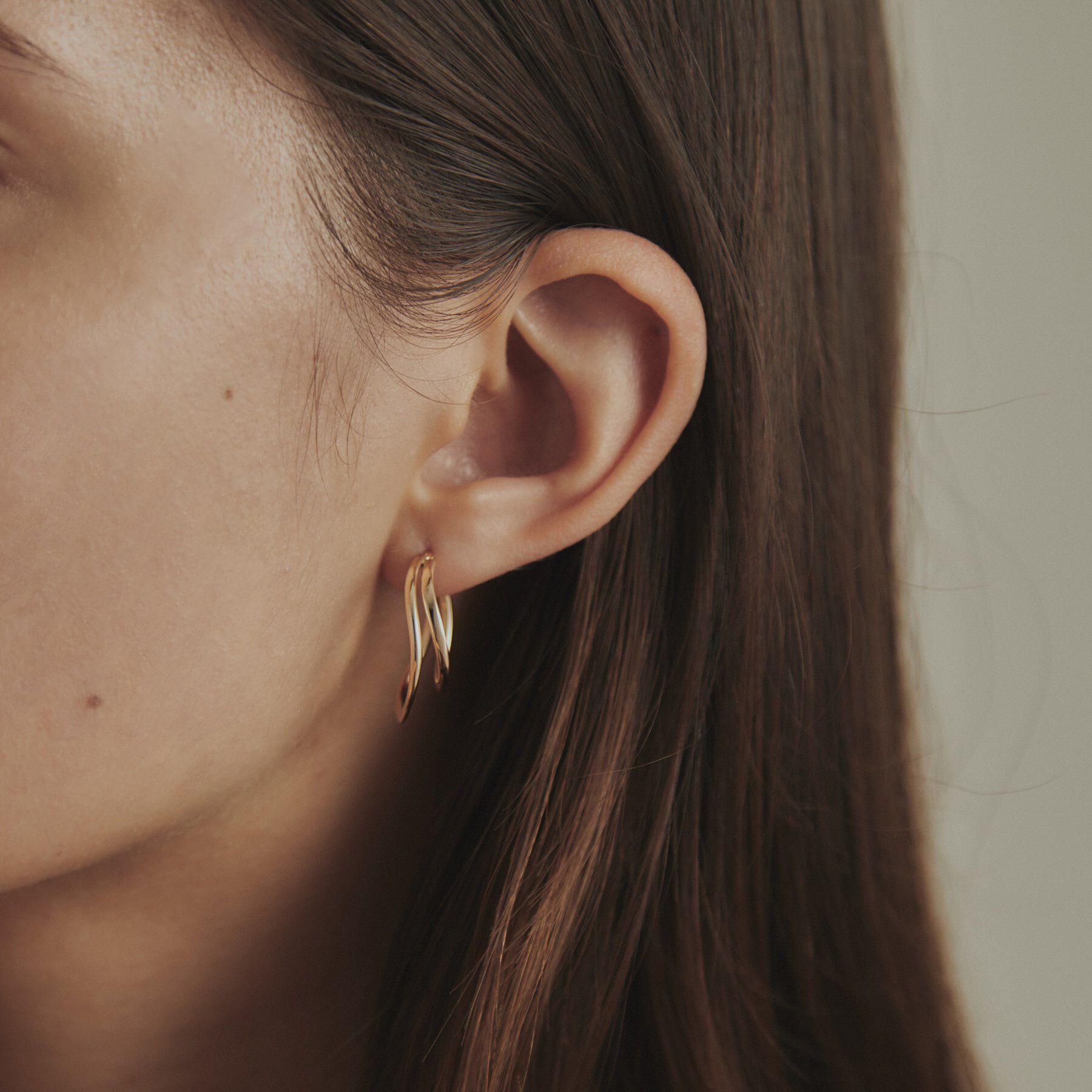 COCOSHNIK「K10中空カーブダブル フープピアス」|ピアス|