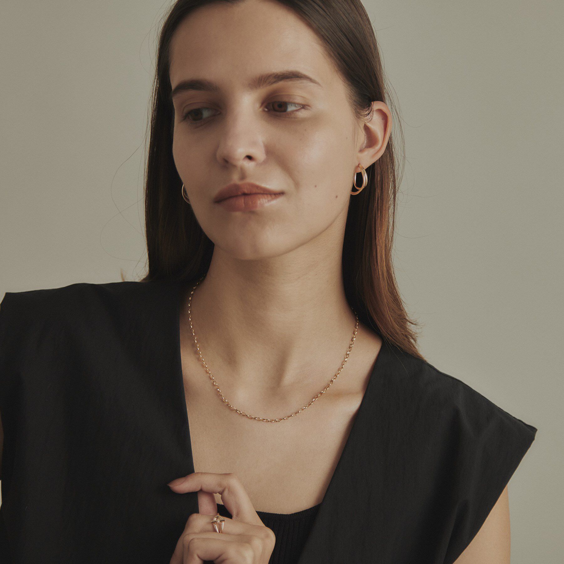 COCOSHNIK「K10中空カーブダブル フープピアス」|ピアス|