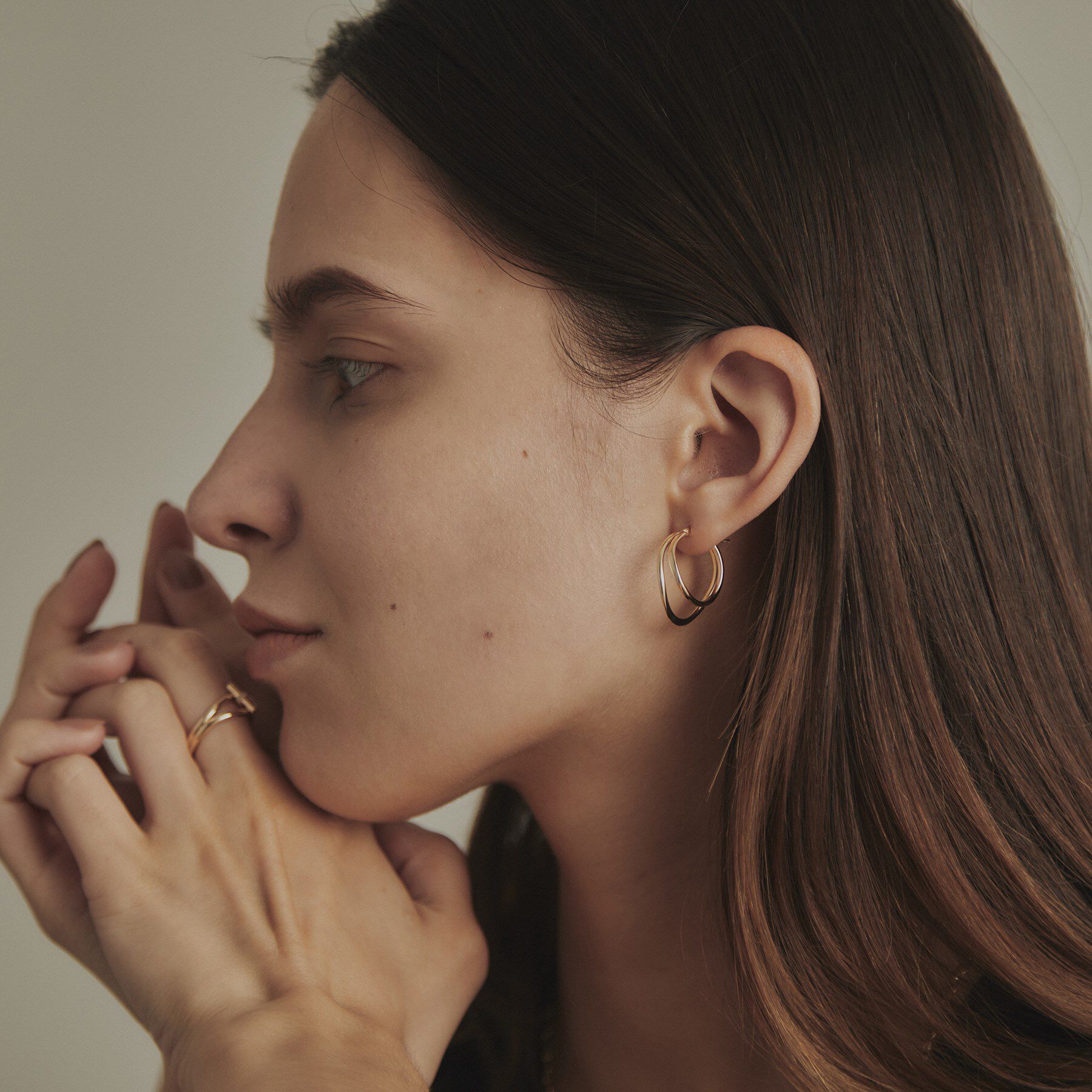 COCOSHNIK「K10中空カーブダブル フープピアス」|ピアス|