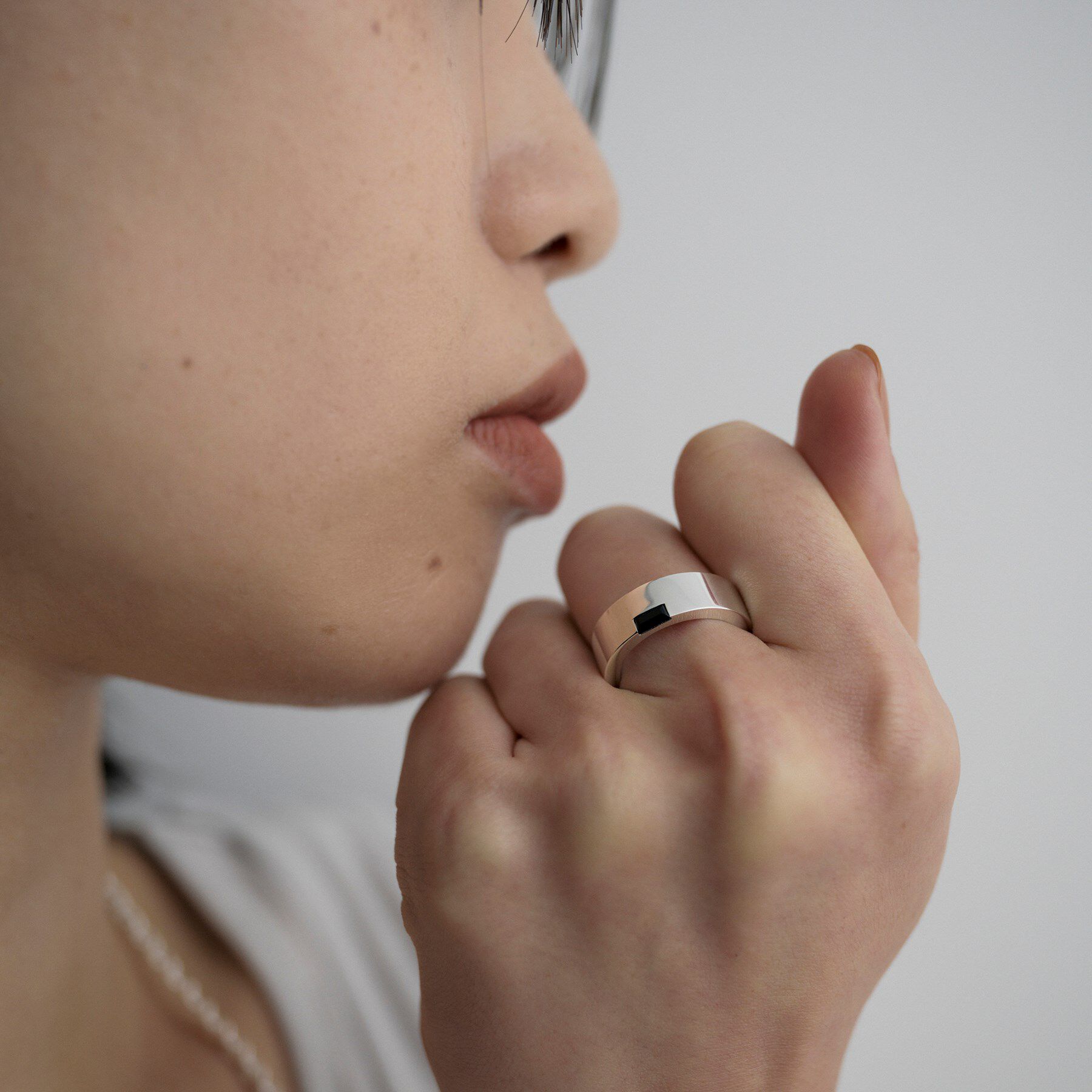 COCOSHNIK ONKITSCH「シルバー オニキス バケットカットフラットリング」|リング|