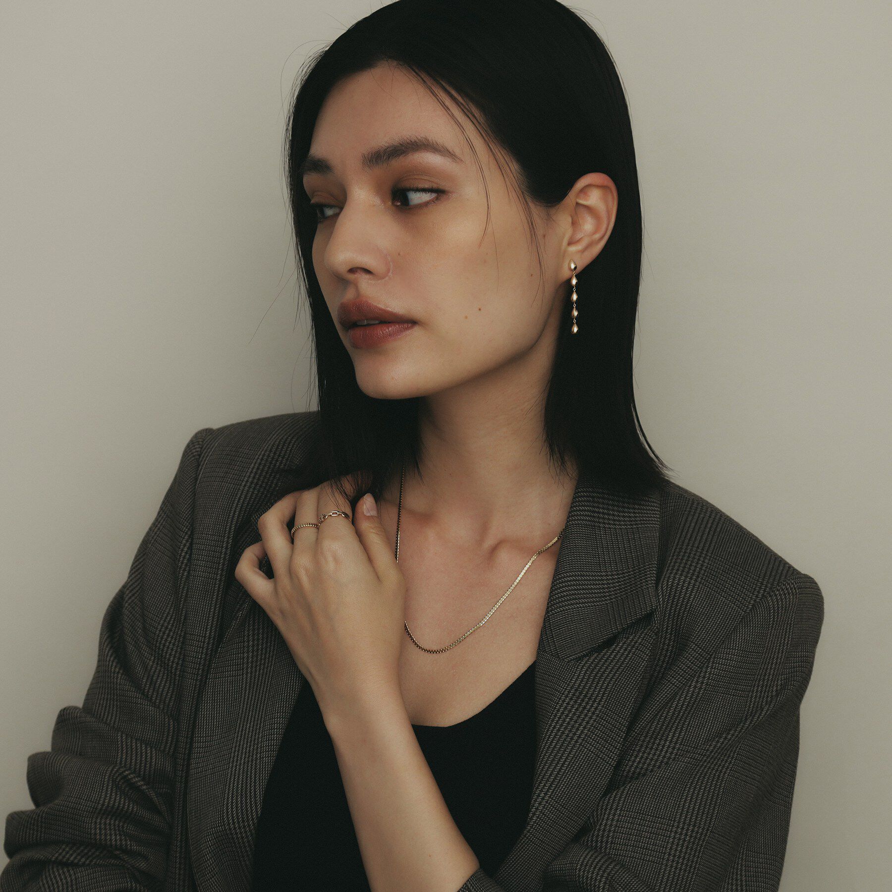 COCOSHNIK「K10中空ペアシェイプ連続 スタッドピアス大」|ピアス|