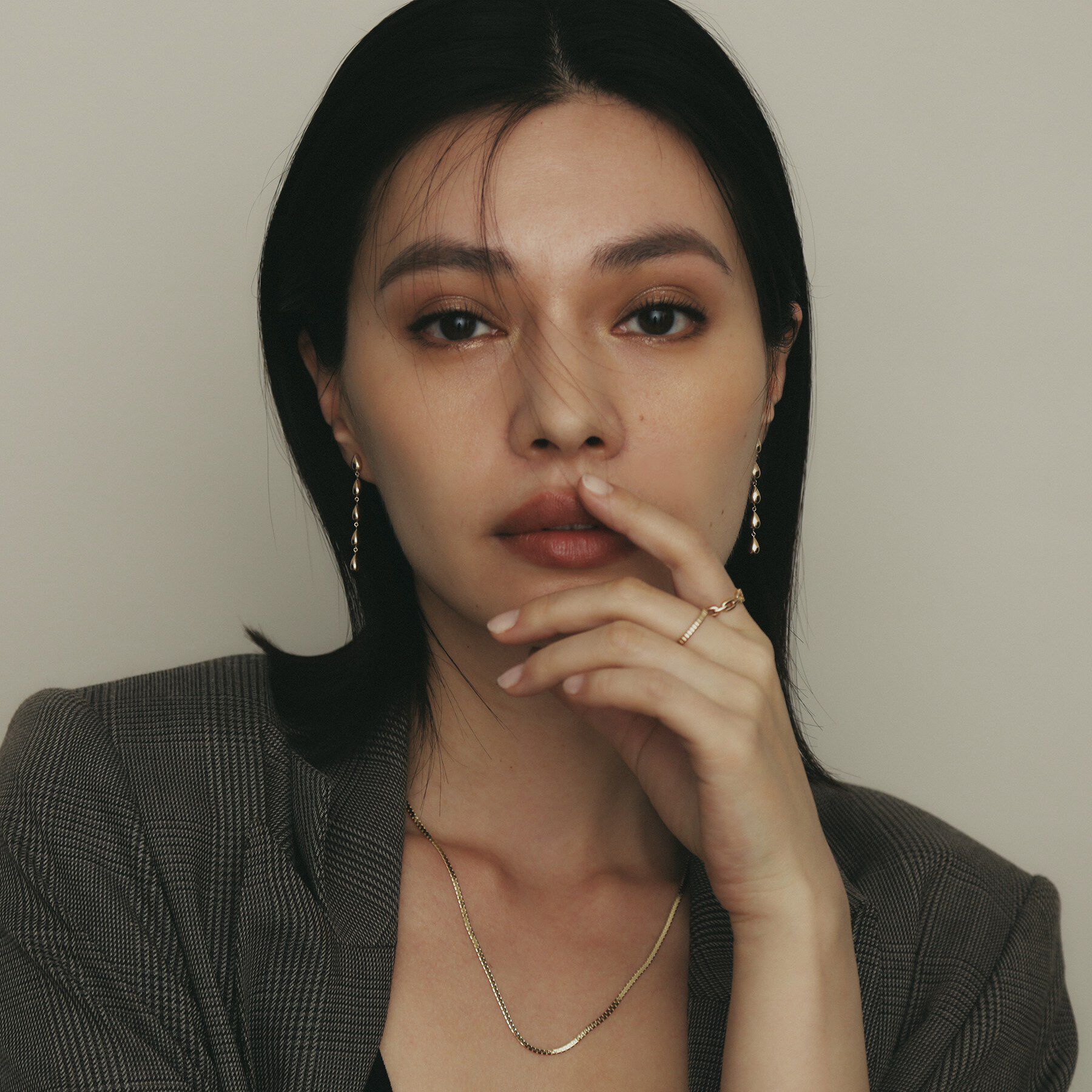 COCOSHNIK「K10中空ペアシェイプ連続 スタッドピアス大」|ピアス|