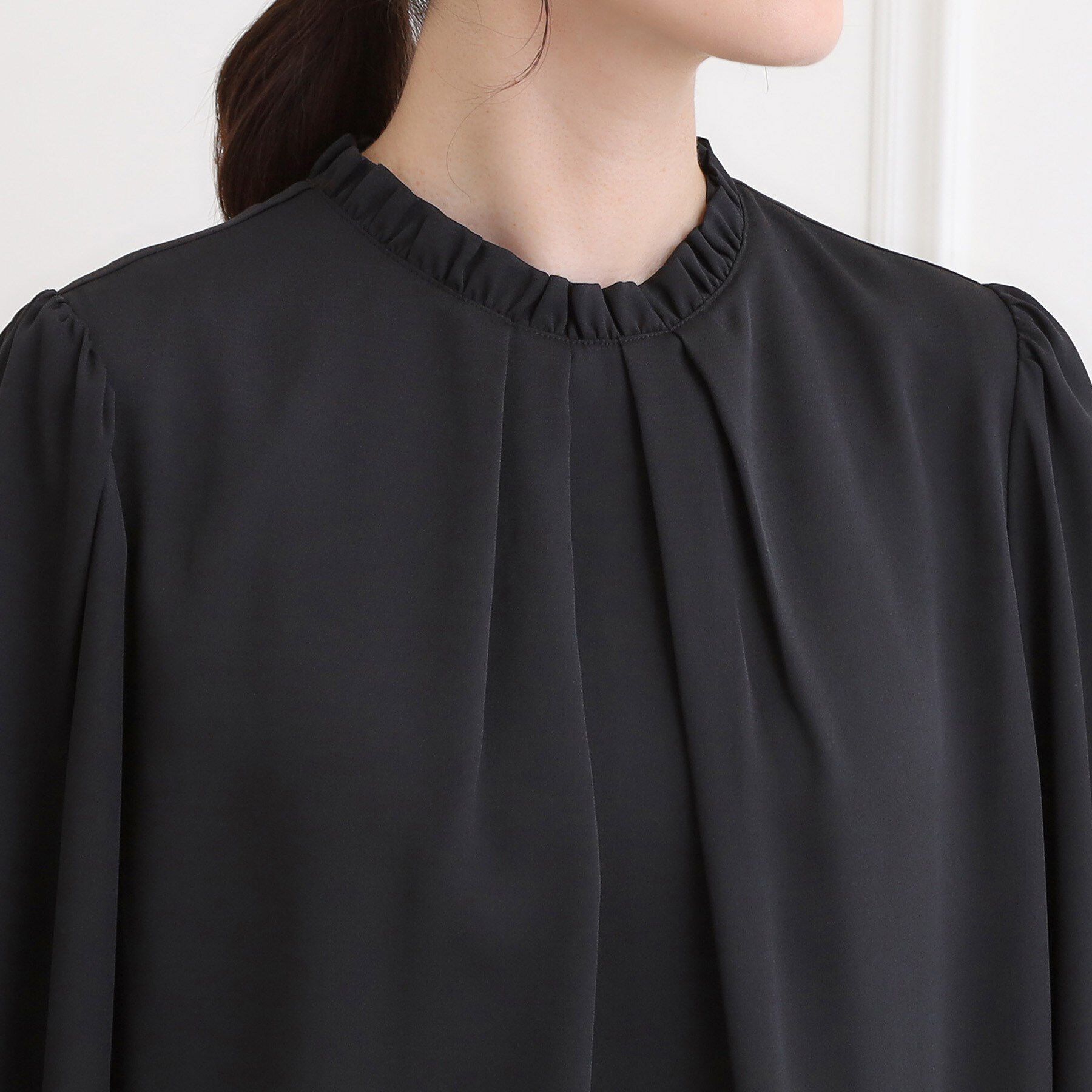 SHOO･LA･RUE「【洗濯機可/通勤/裏地つき】プチフリルで上品に クルーネックブラウス」|シャツ・ブラウス|