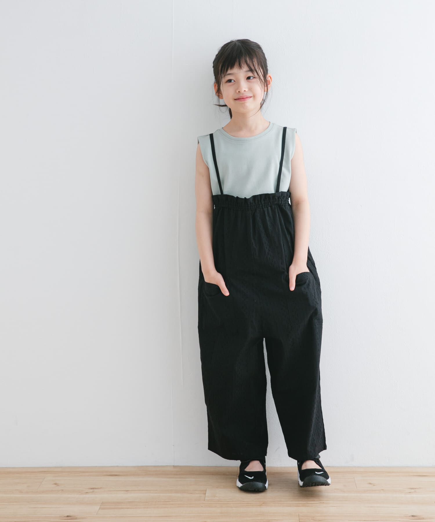URBAN RESEARCH DOORS「フリルバギーキャミサロペット(KIDS)」|ワンピース|ブラック