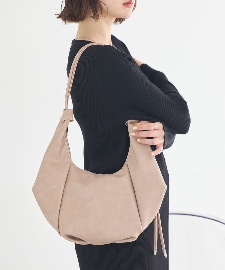 earth music&ecology「クロワッサンバッグ」|ショルダー・メッセンジャー|Gray Beige