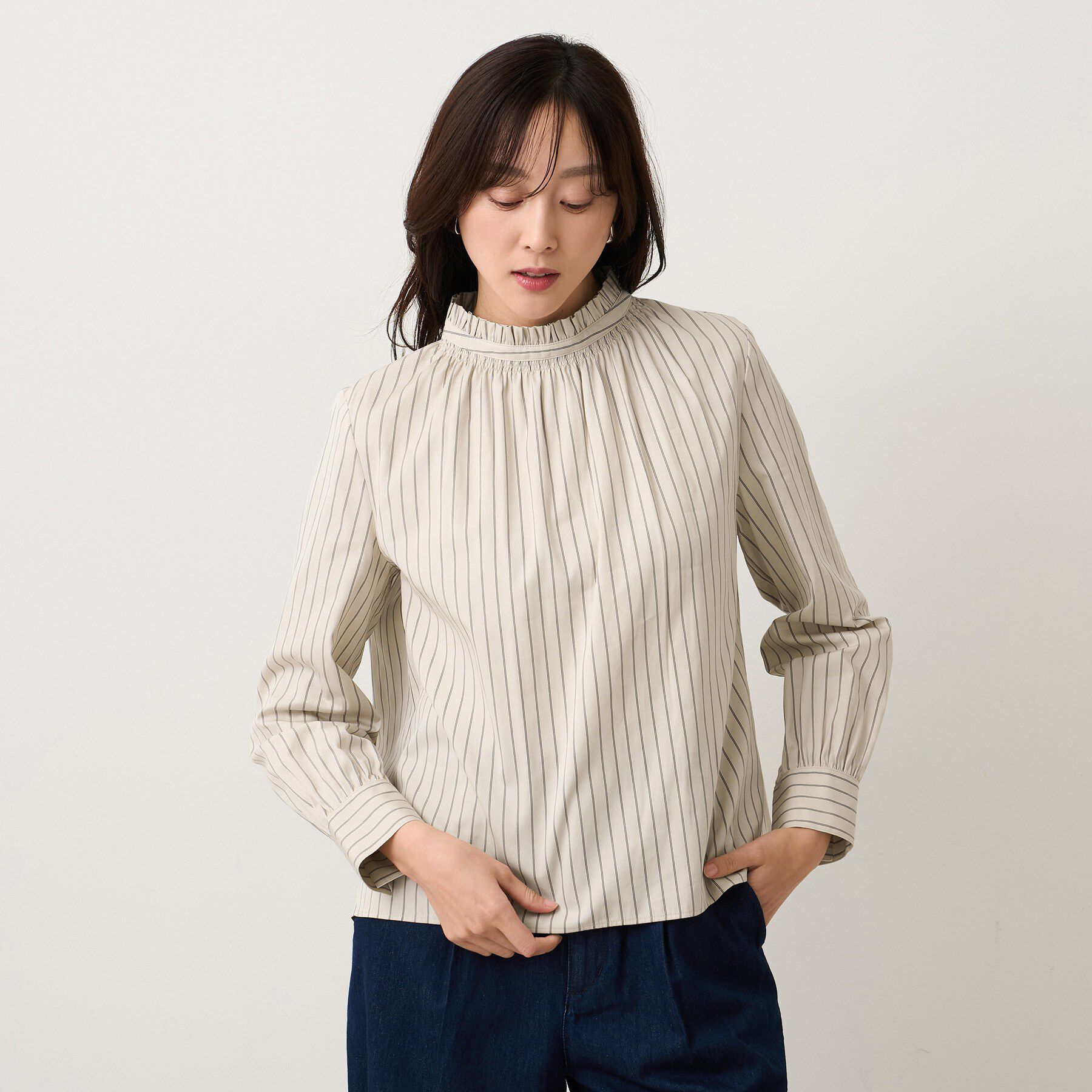 UNTITLED「【コットン100/洗える】シャーリングフリルネックブラウス」|シャツ・ブラウス|