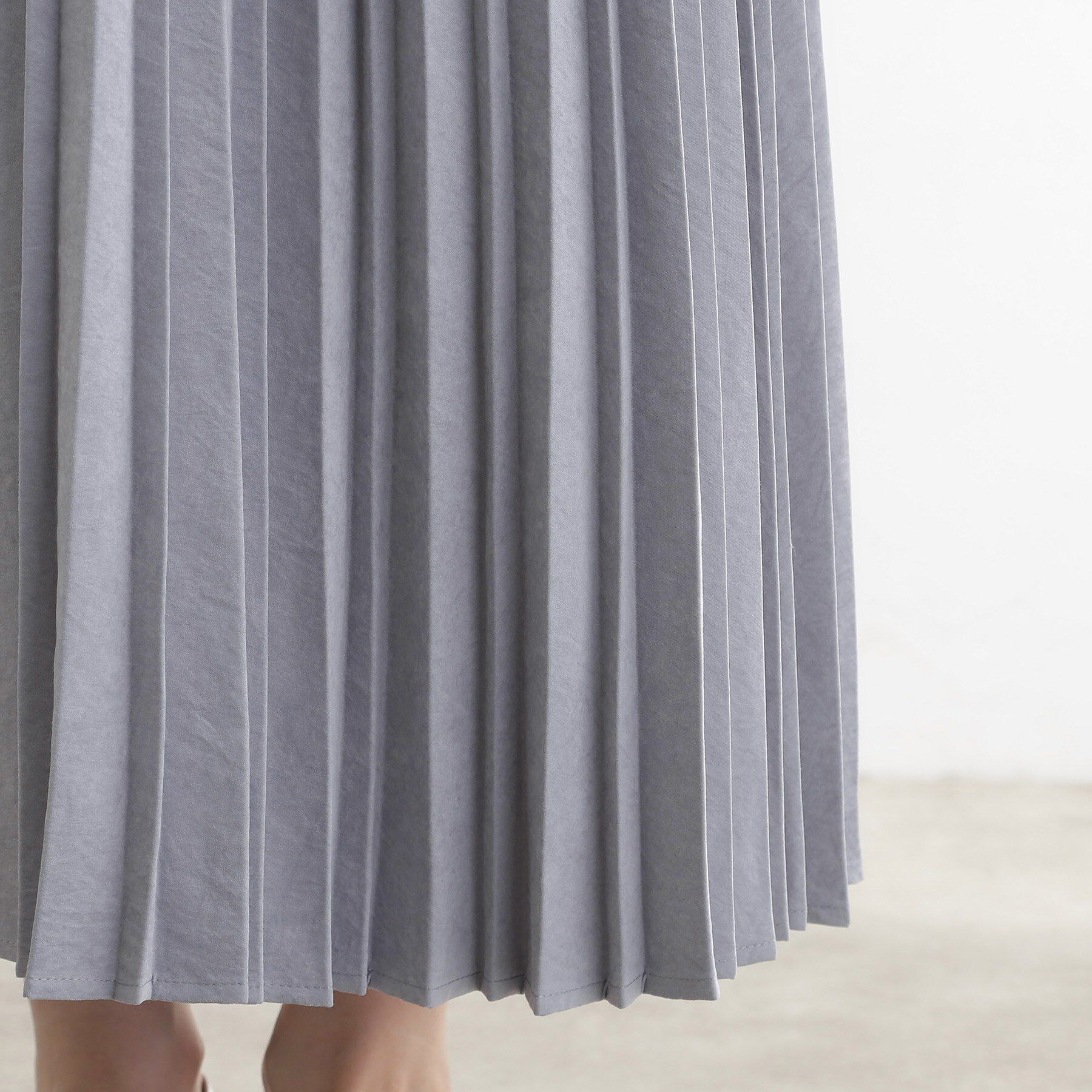 grove「すっきり見えて、やさしく揺れる。大人のスエードライクプリーツスカート」|スカート|