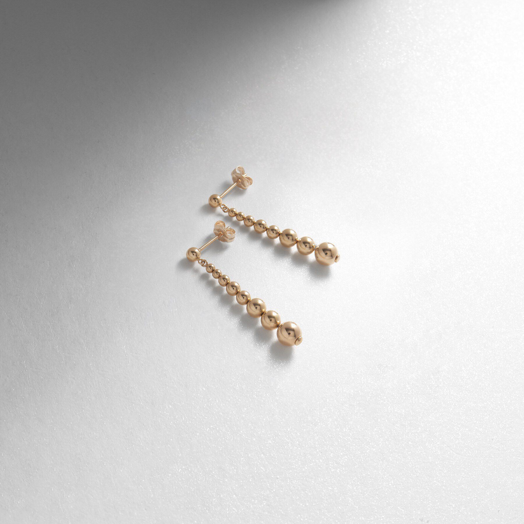 COCOSHNIK「K10中空ボールグラデーション スタッドピアス」|ピアス|イエローゴールド(1