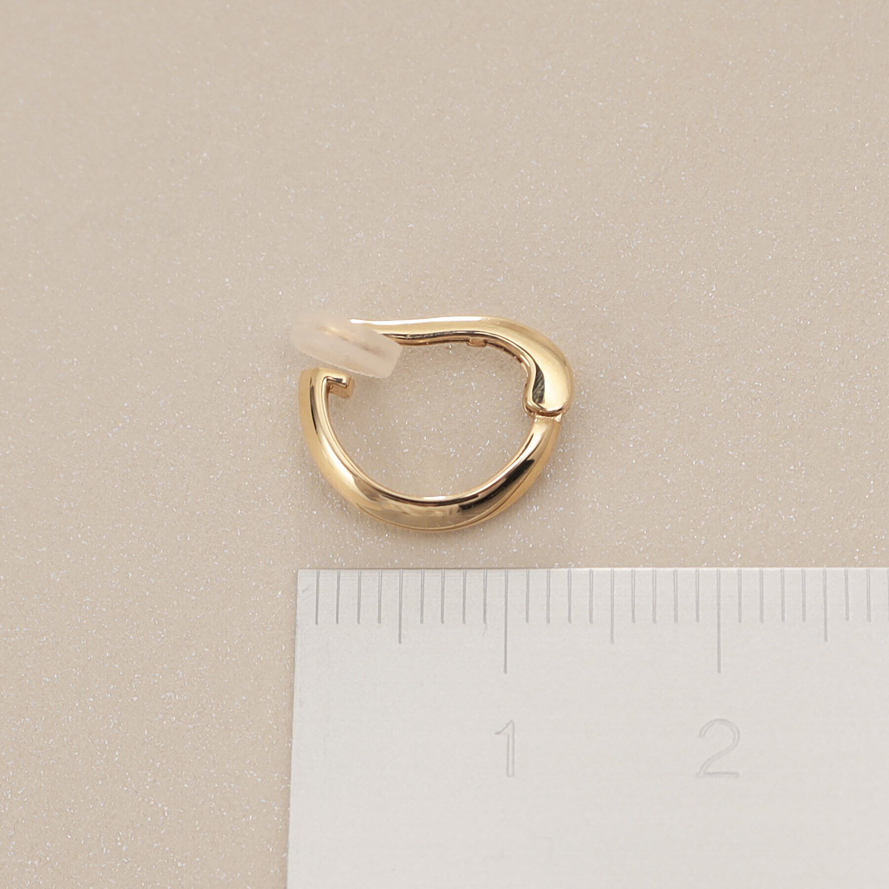 COCOSHNIK「K10しのぎワンタッチ イヤリング」|イヤリング|