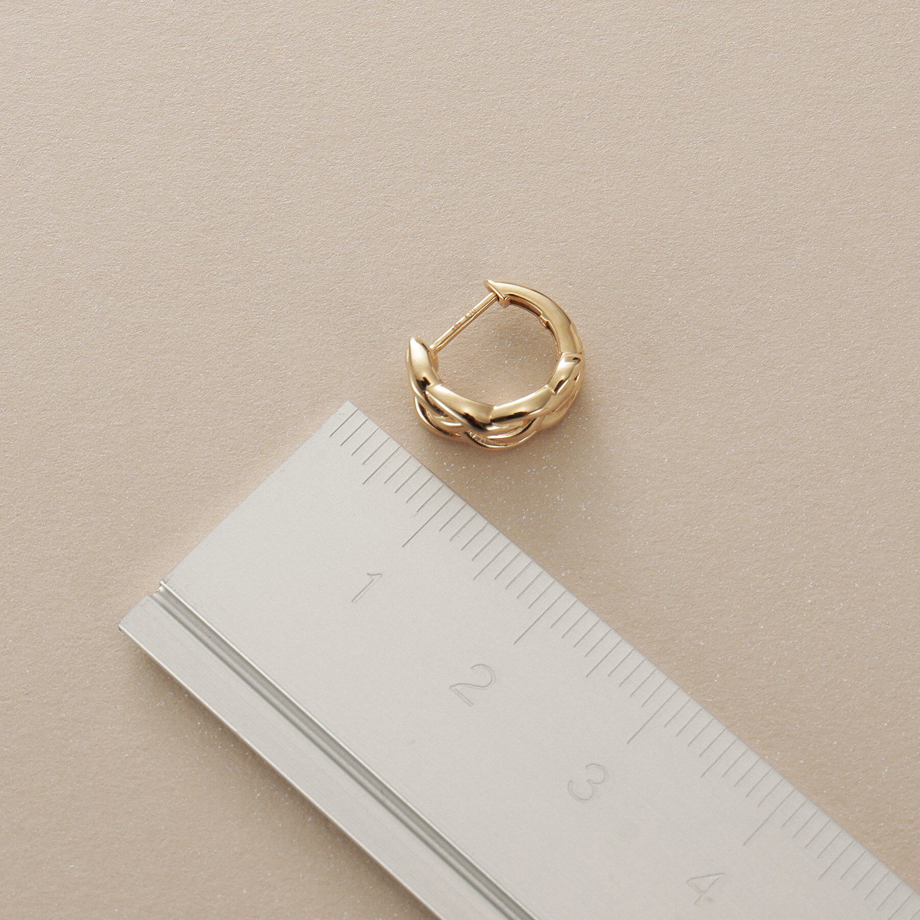 COCOSHNIK「K10三つ編 ワンタッチピアス」|ピアス|