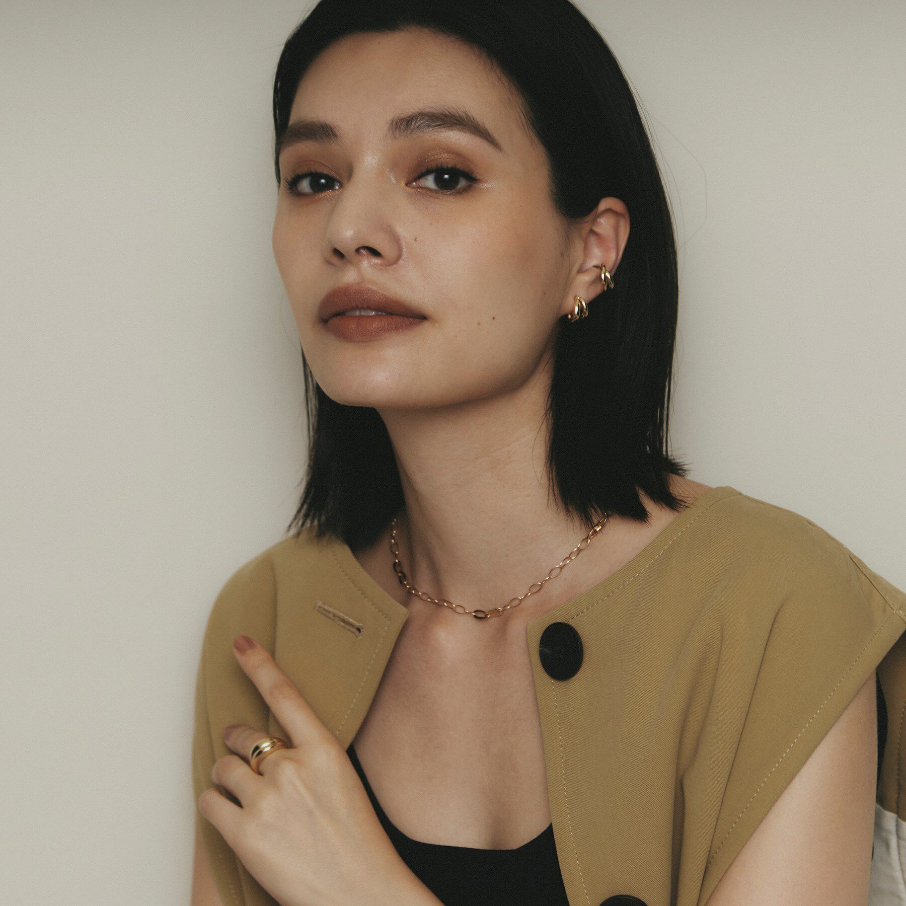 COCOSHNIK「K10ダブルニュアンスフープ スタッドピアス」|ピアス|