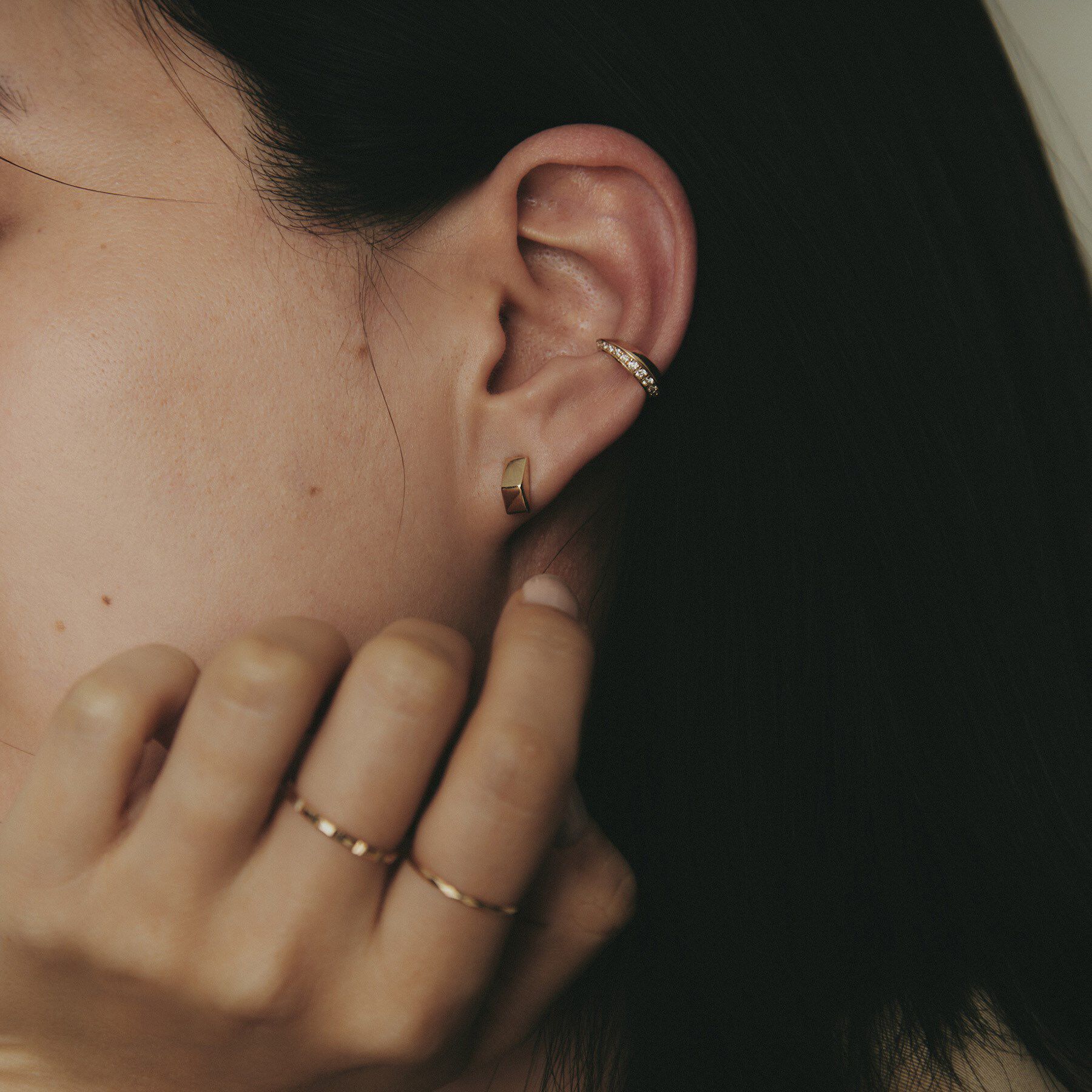 COCOSHNIK「K10ダイヤモンド しのぎテーパード イヤーカフ」|イヤリング|