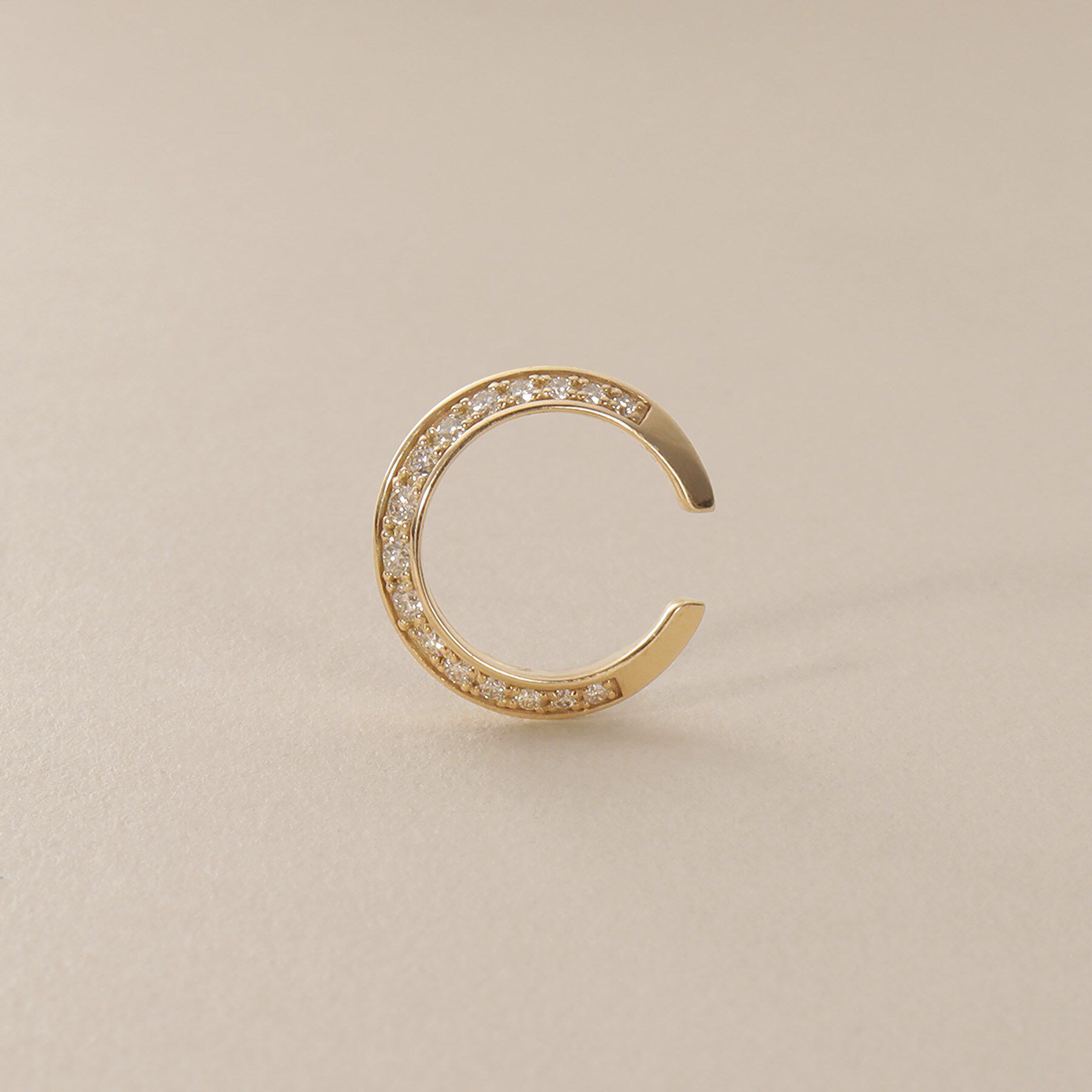 COCOSHNIK「K10ダイヤモンド しのぎテーパード イヤーカフ」|イヤリング|