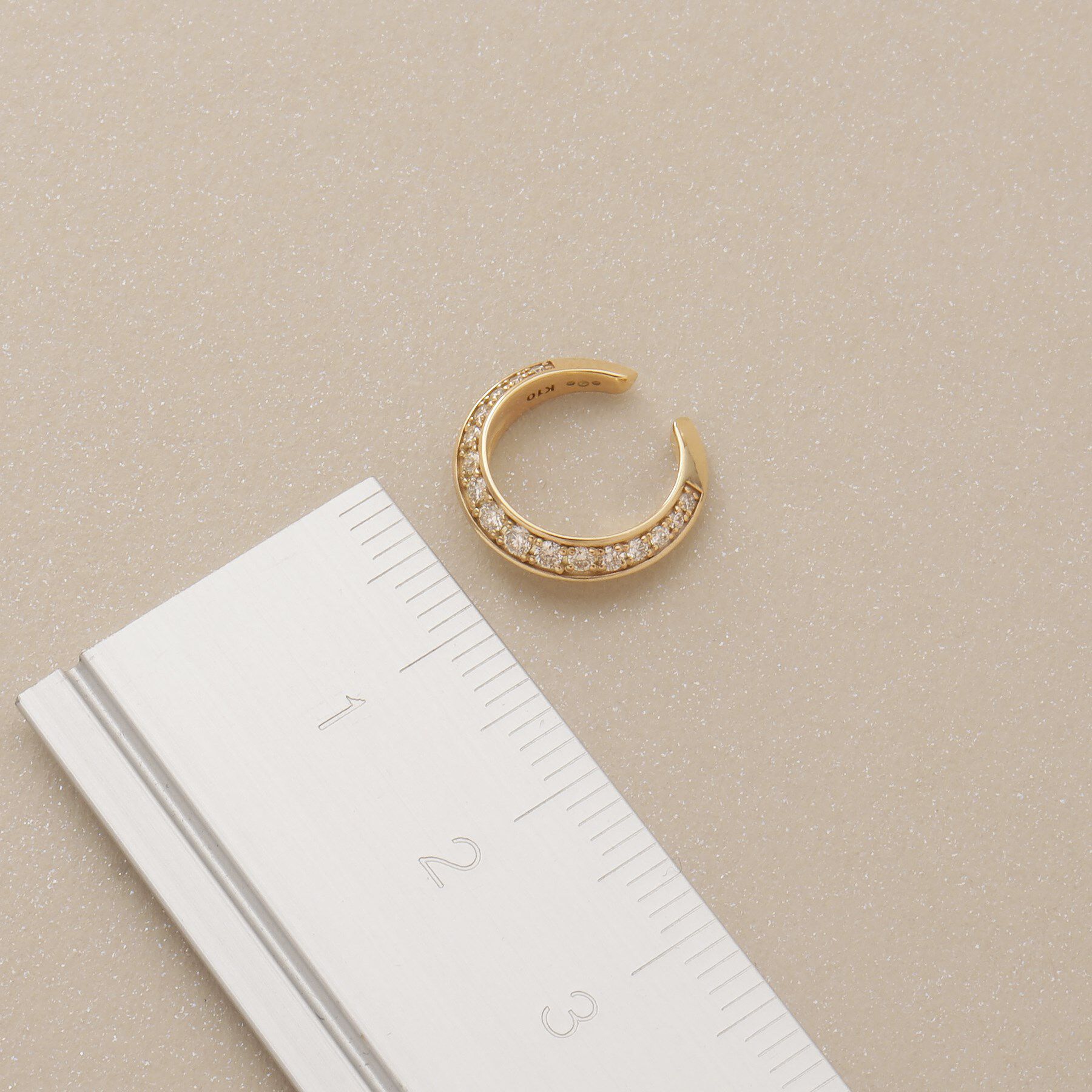 COCOSHNIK「K10ダイヤモンド しのぎテーパード イヤーカフ」|イヤリング|