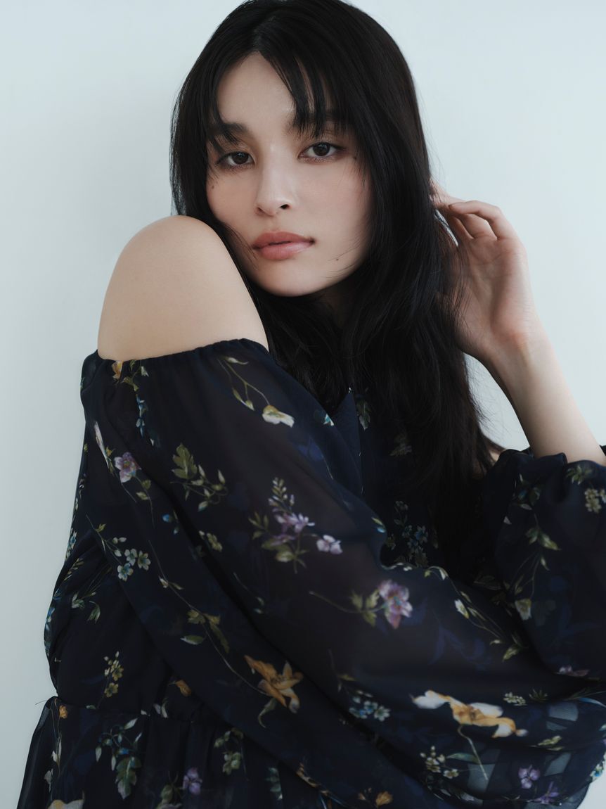 FRAY I.D「【00サイズ】フラワープリントオフショルティアードワンピース」|ワンピース|