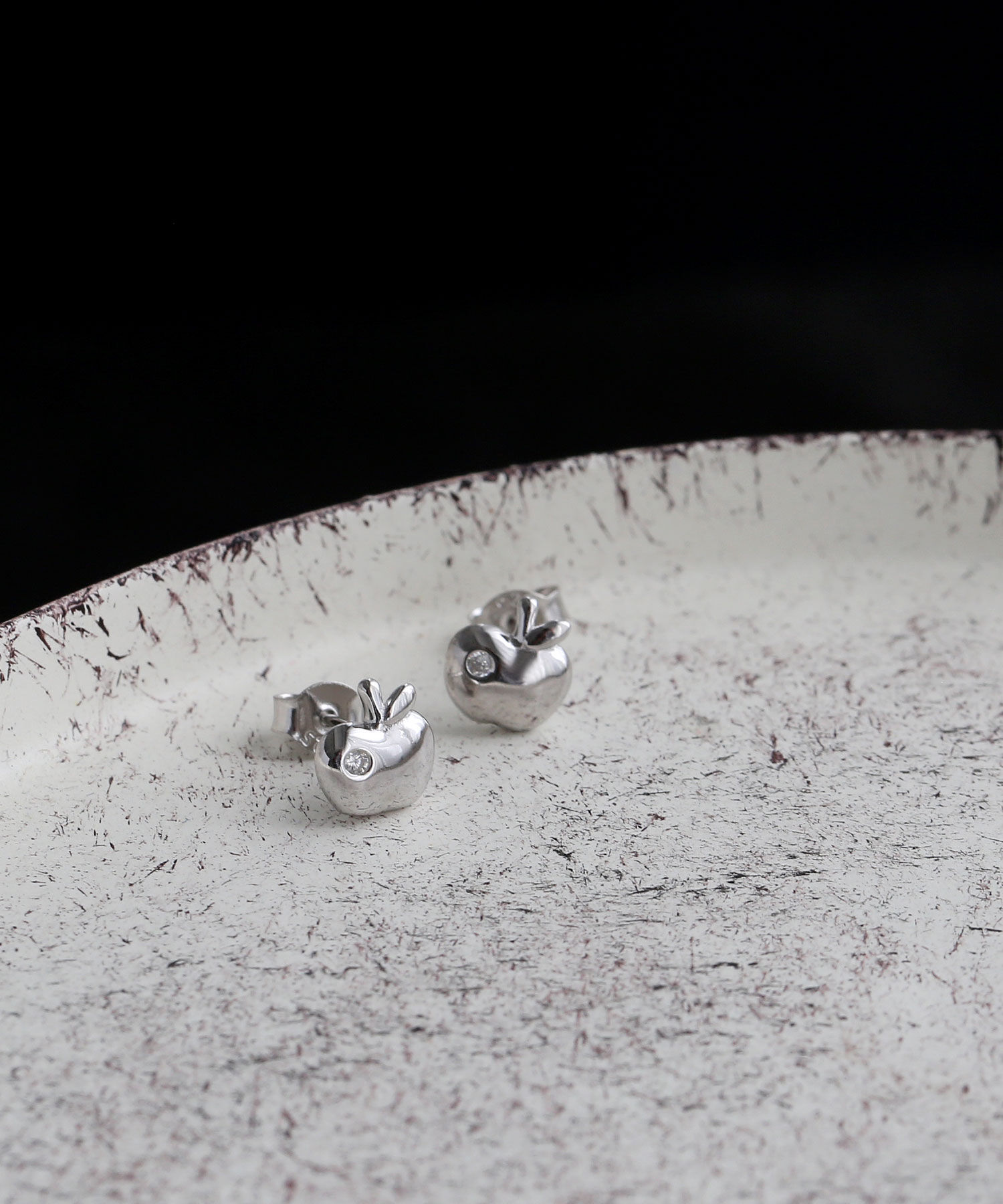  「[silver925]ミニりんごピアス〈金属アレルギー対応〉」|ピアス|シルバー