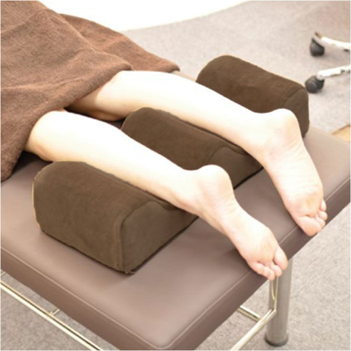BACKYARD FAMILY「足枕 まくら 通販 CKL ベロア 足専用山型 枕 マクラ 足上げ クッション 48&times; 15cm」|ブランケット|