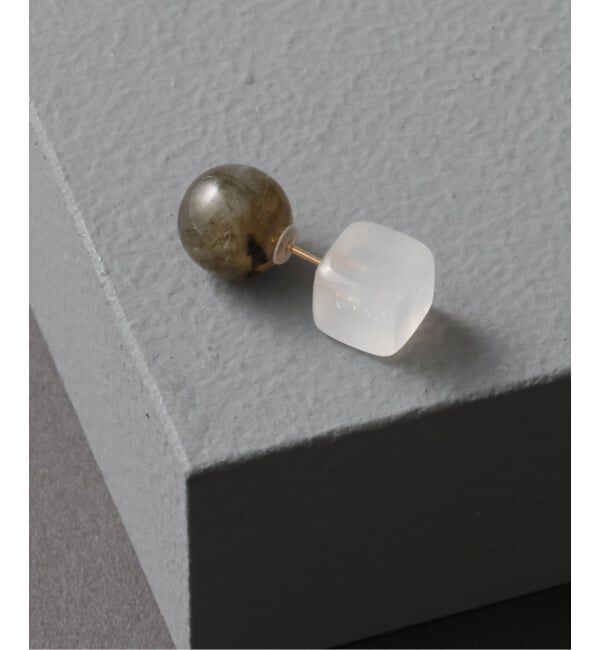 Lilas by Spick&Span「ラウンド*キューブバイカラーピアス K10（片耳）」|ピアス|ホワイト