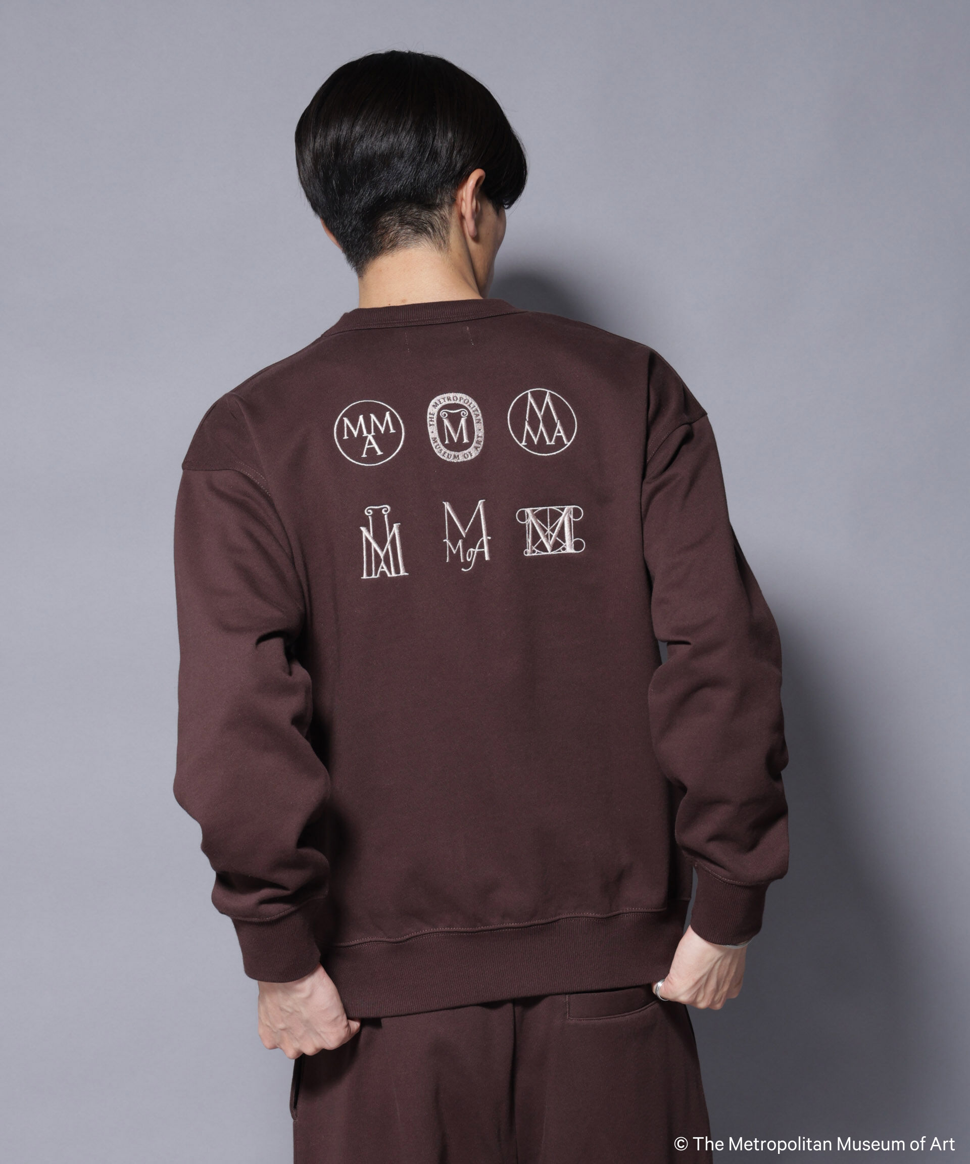 nano･universe「「The Met」ロゴ&times;アーカイブロゴ刺繍スウェット(セットアップ可)」|Tシャツ・カットソー|ブラウン