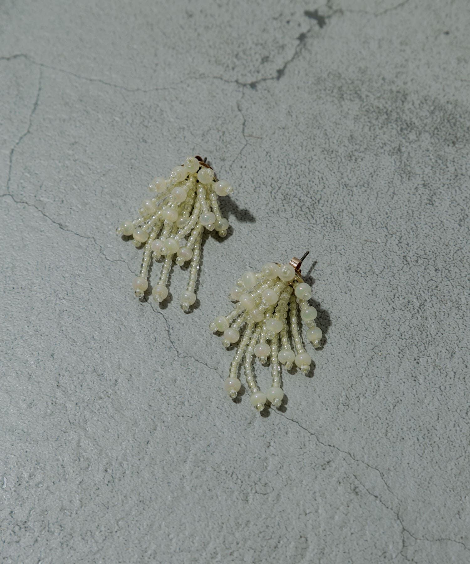 SMELLY「ビーズシャワーピアス」|ピアス|アイボリー