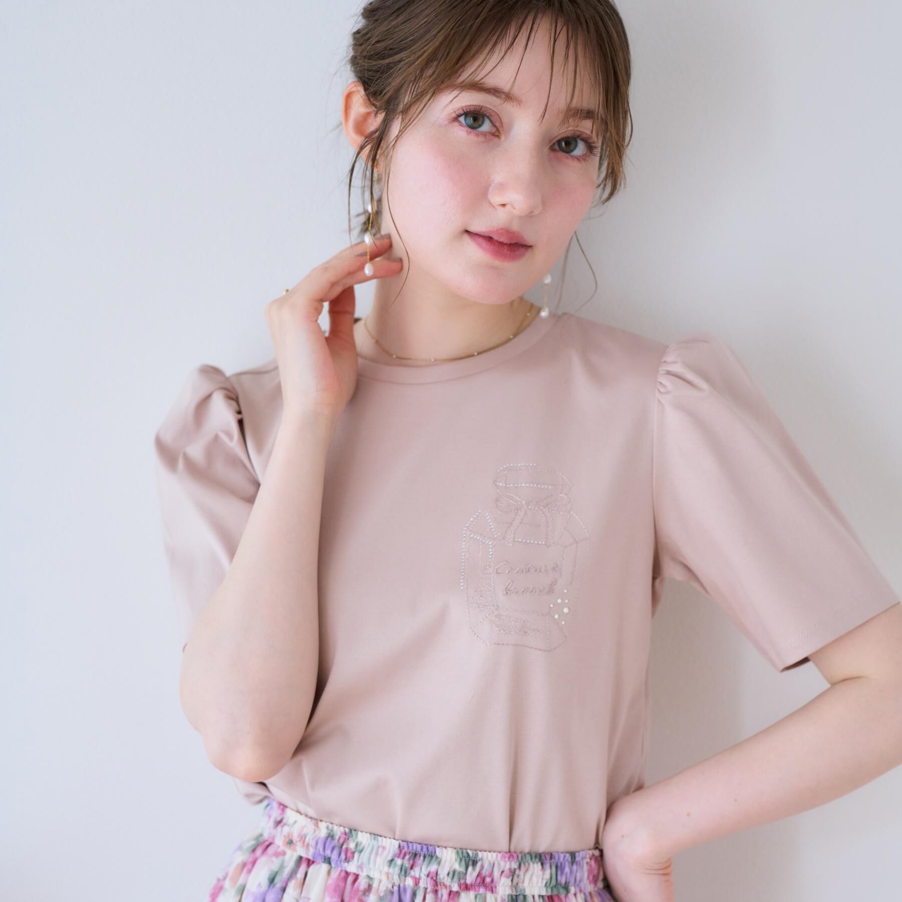 Couture broach「【接触冷感・UV機能あり・マシンウォッシャブル】60シルケット パフュームエンブロTシャツ」|Tシャツ・カットソー|