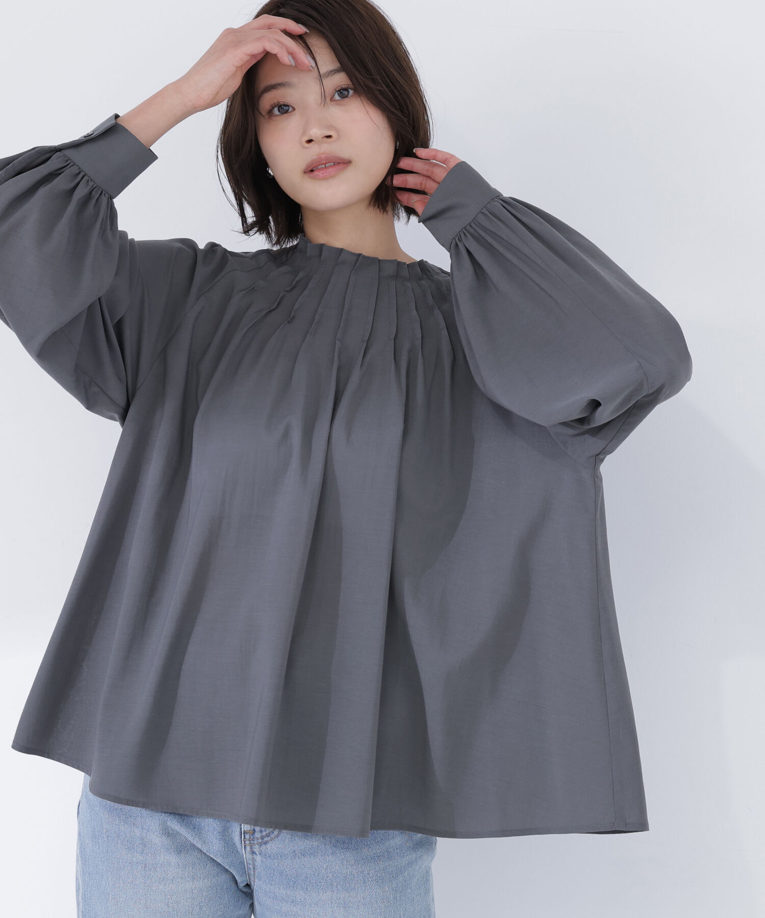  「タックネックブラウス」|シャツ・ブラウス|チャコール1