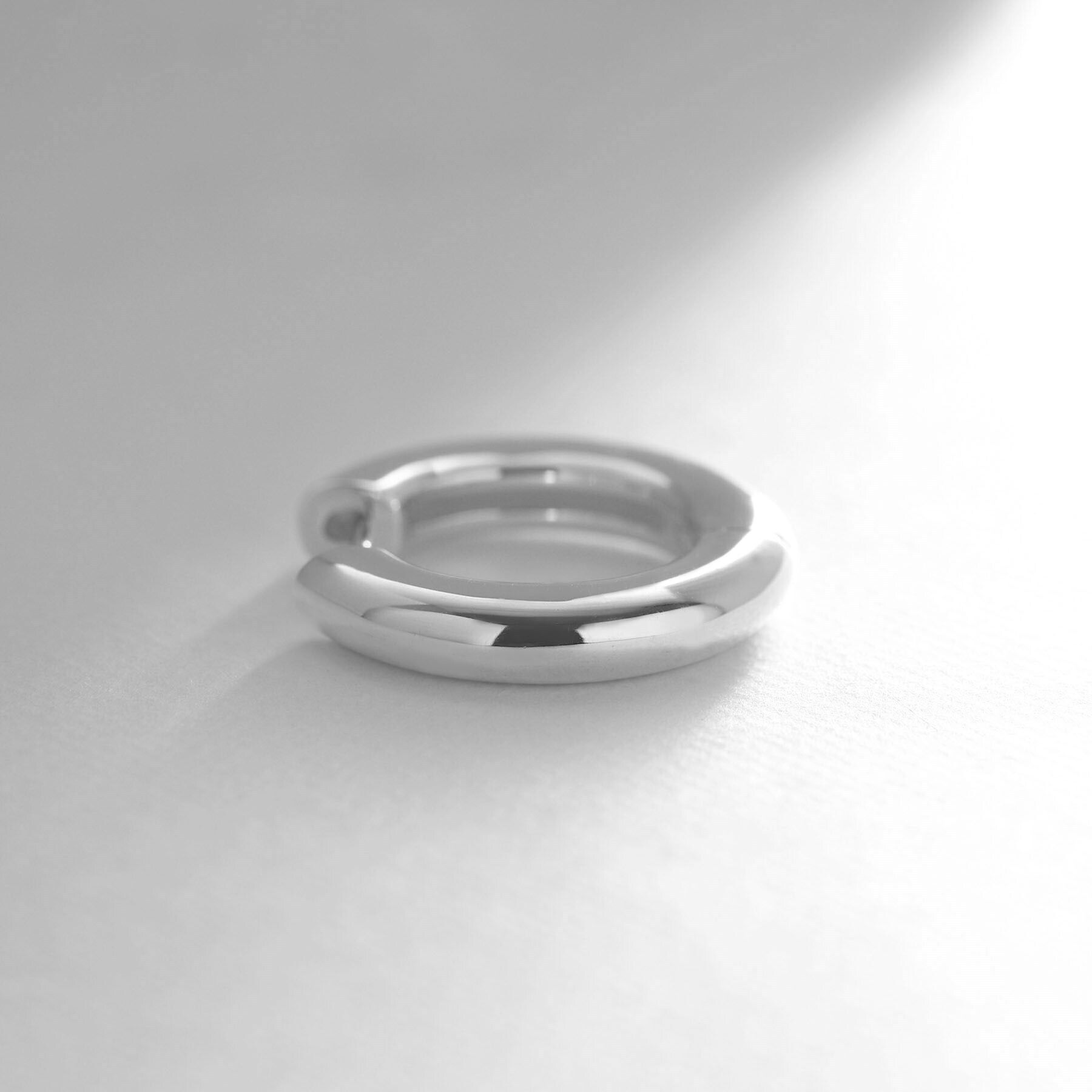 COCOSHNIK ONKITSCH「シルバー ハギーフープ ラウンドピアス」|ピアス|