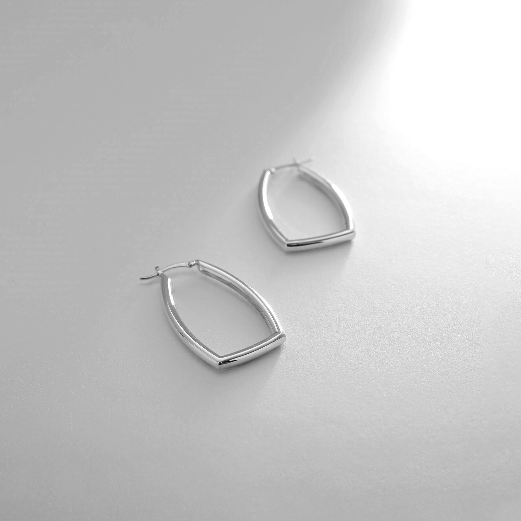 COCOSHNIK ONKITSCH「シルバー ホロウ フープレクタングルピアス」|ピアス|