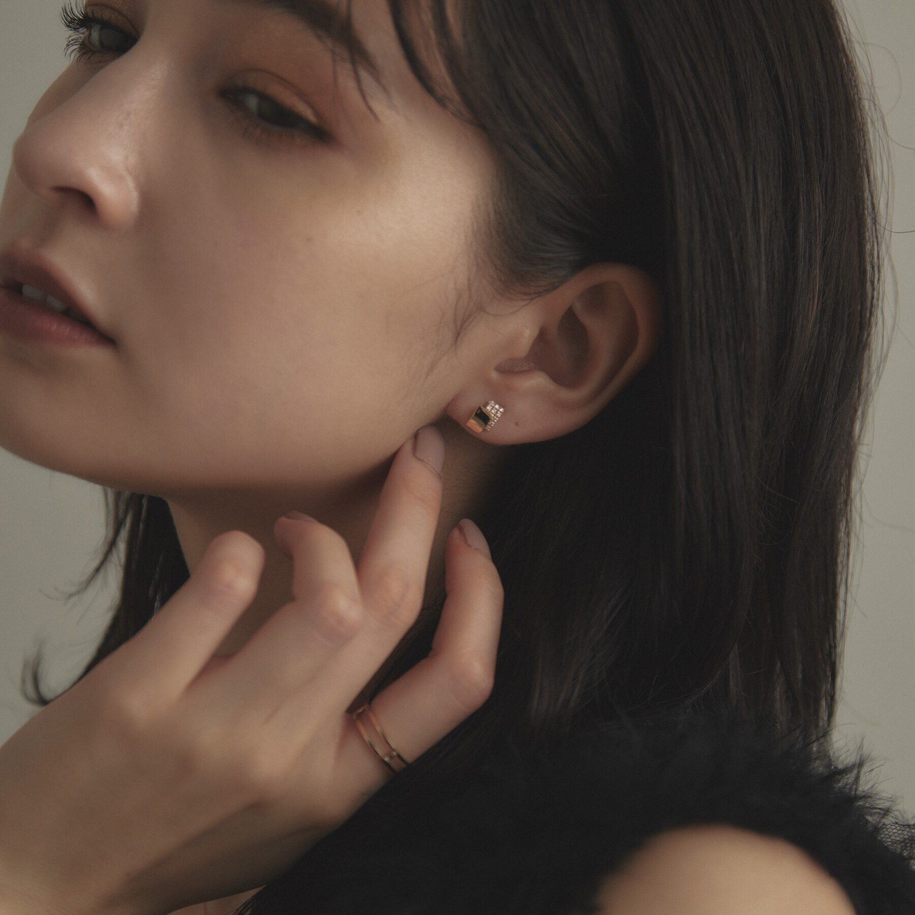 COCOSHNIK「K10ダイヤモンド シフテッドスクエア スタッドピアス」|ピアス|