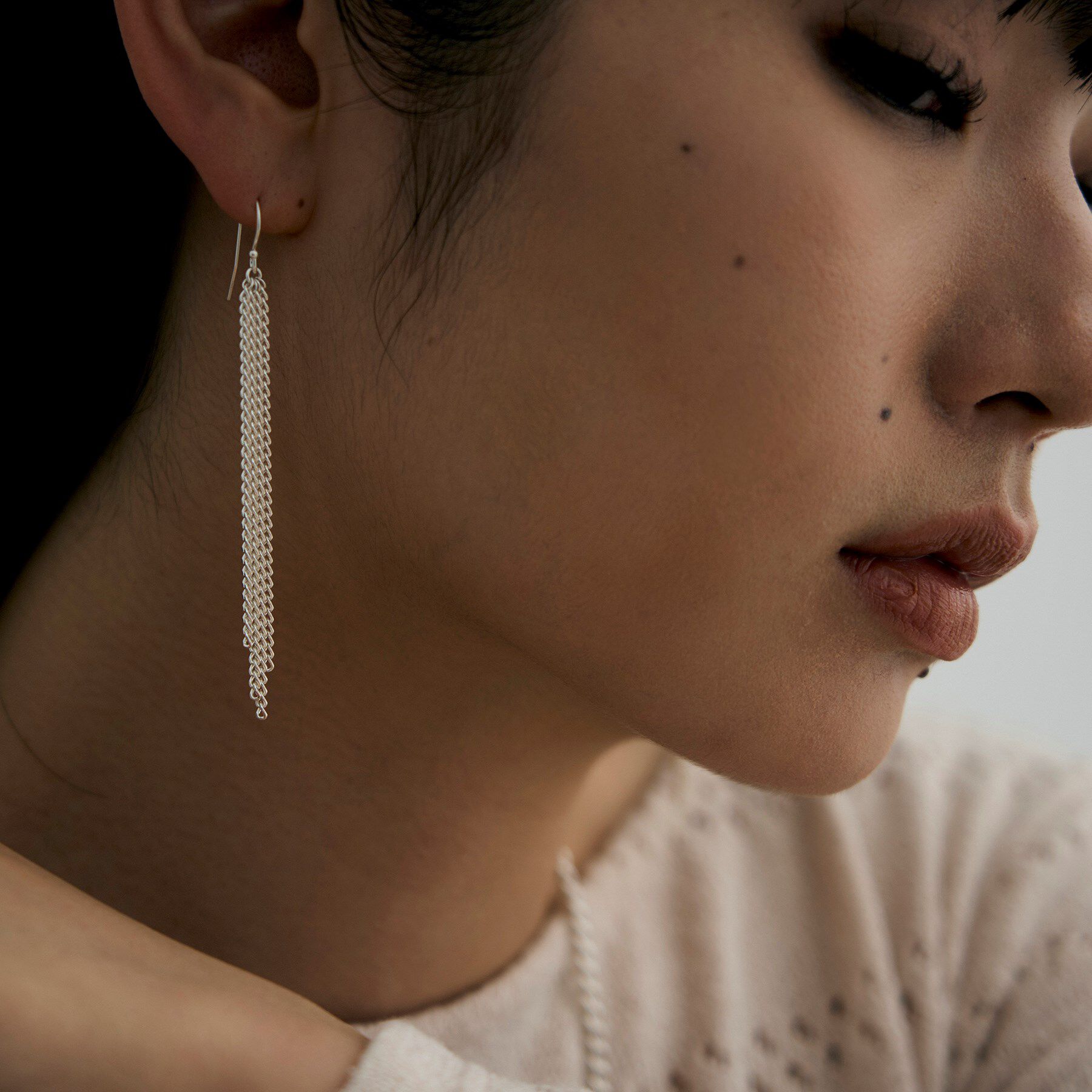 COCOSHNIK ONKITSCH「シルバー カーブチェーンフリンジピアス」|ピアス|