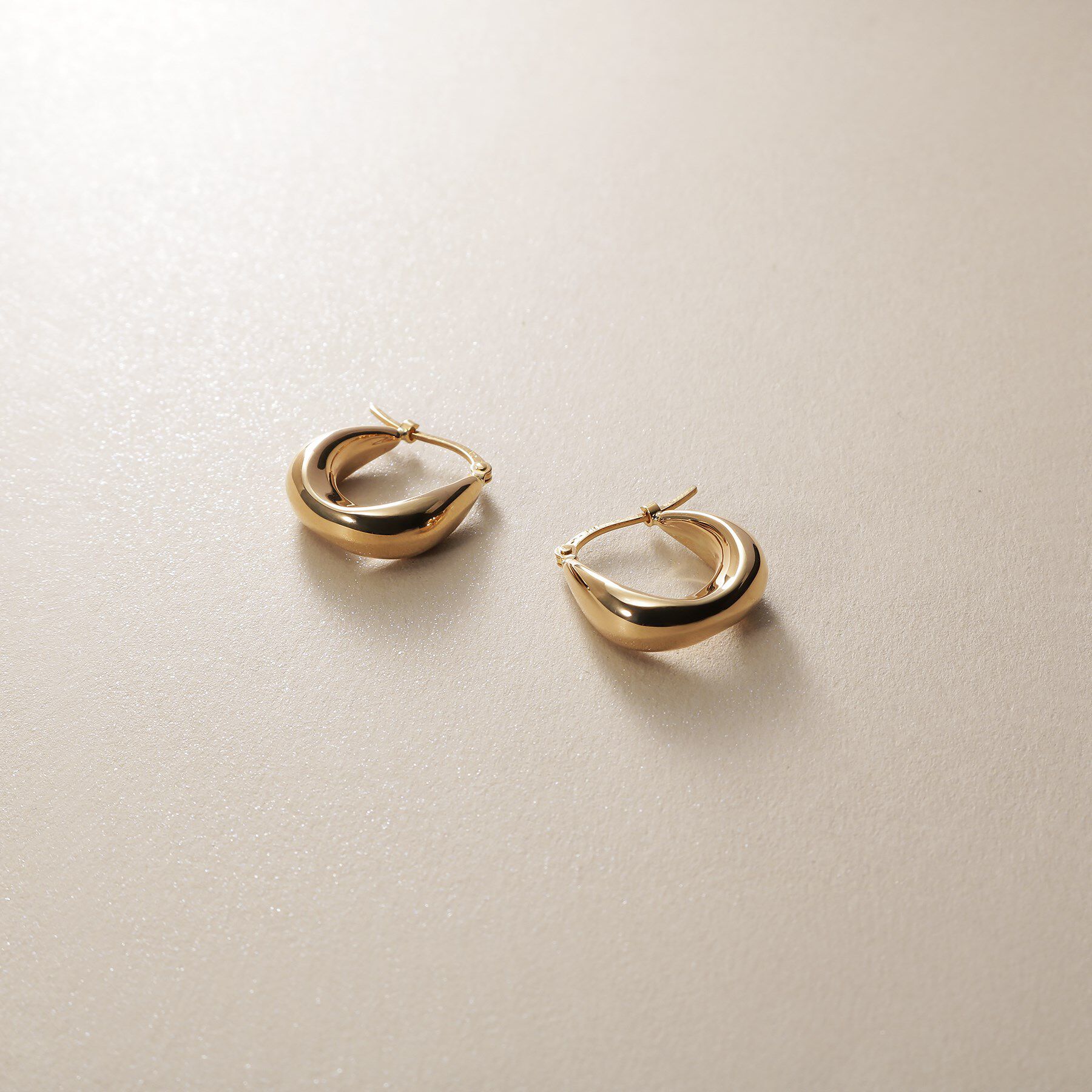 COCOSHNIK「K10中空カーブインシェイプ フープピアス」|ピアス|