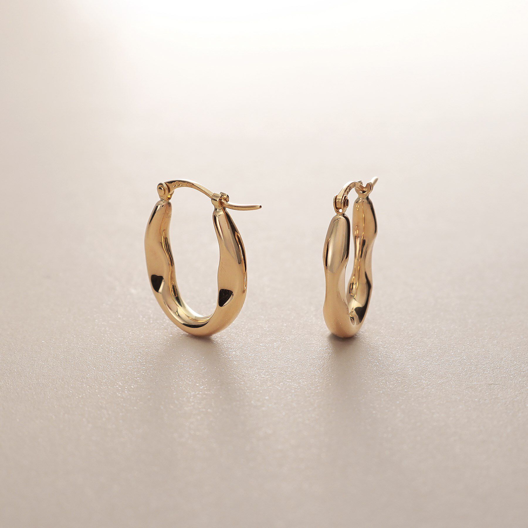 COCOSHNIK「K10中空クラッシュ フープピアス」|ピアス|