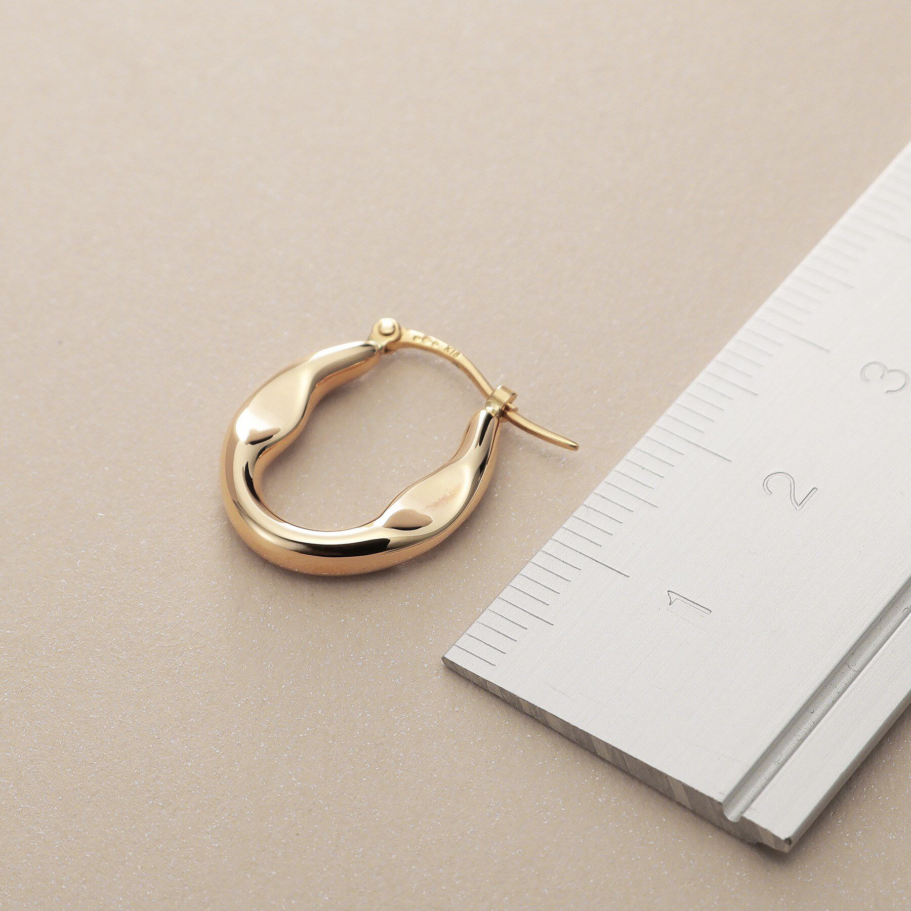 COCOSHNIK「K10中空クラッシュ フープピアス」|ピアス|