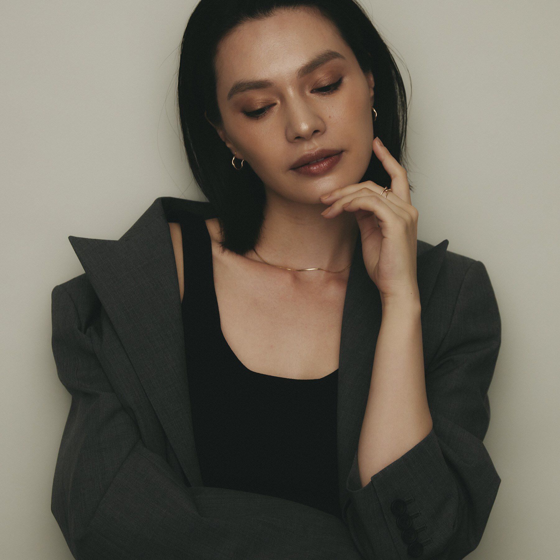 COCOSHNIK「K10中空クラッシュ フープピアス」|ピアス|