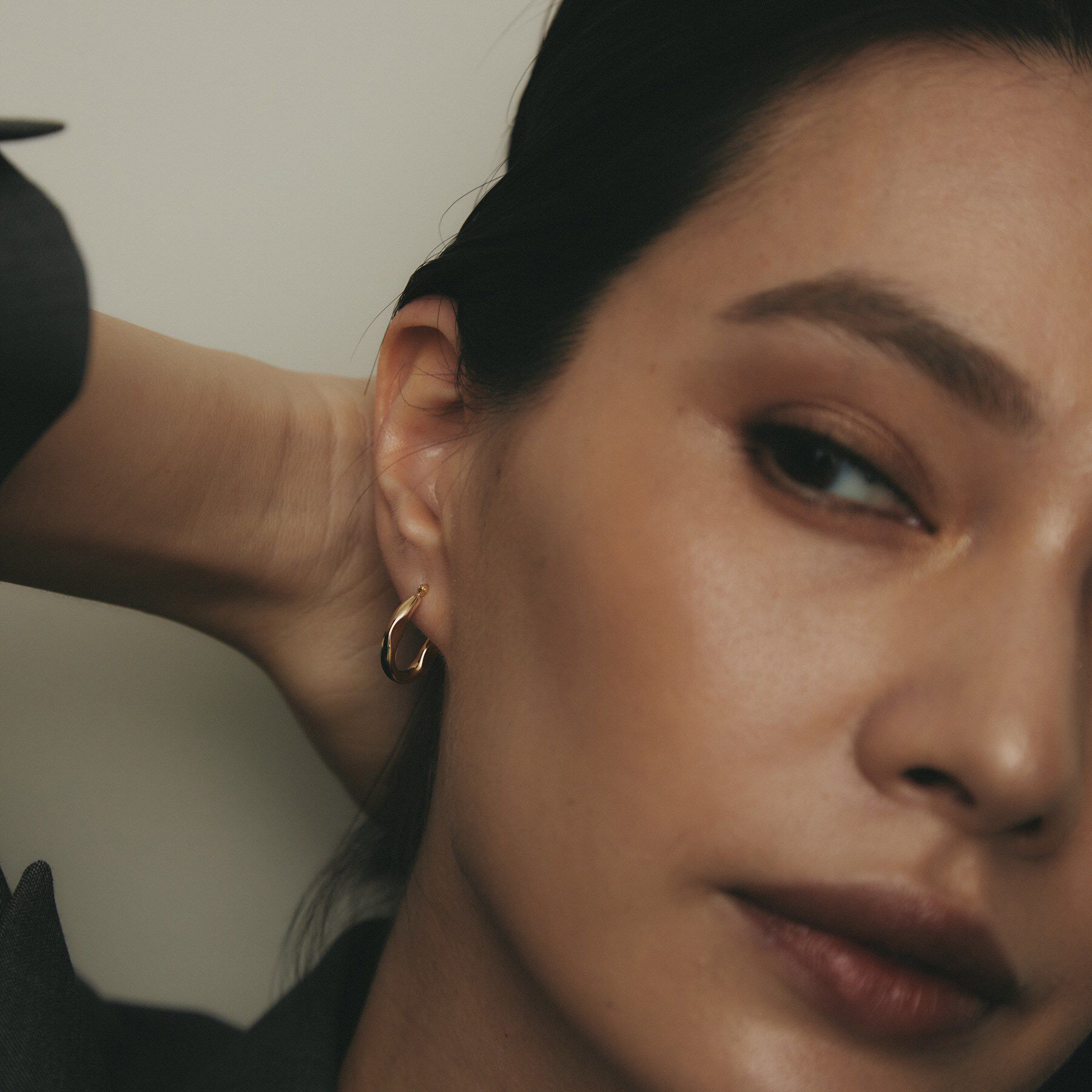 COCOSHNIK「K10中空クラッシュ フープピアス」|ピアス|