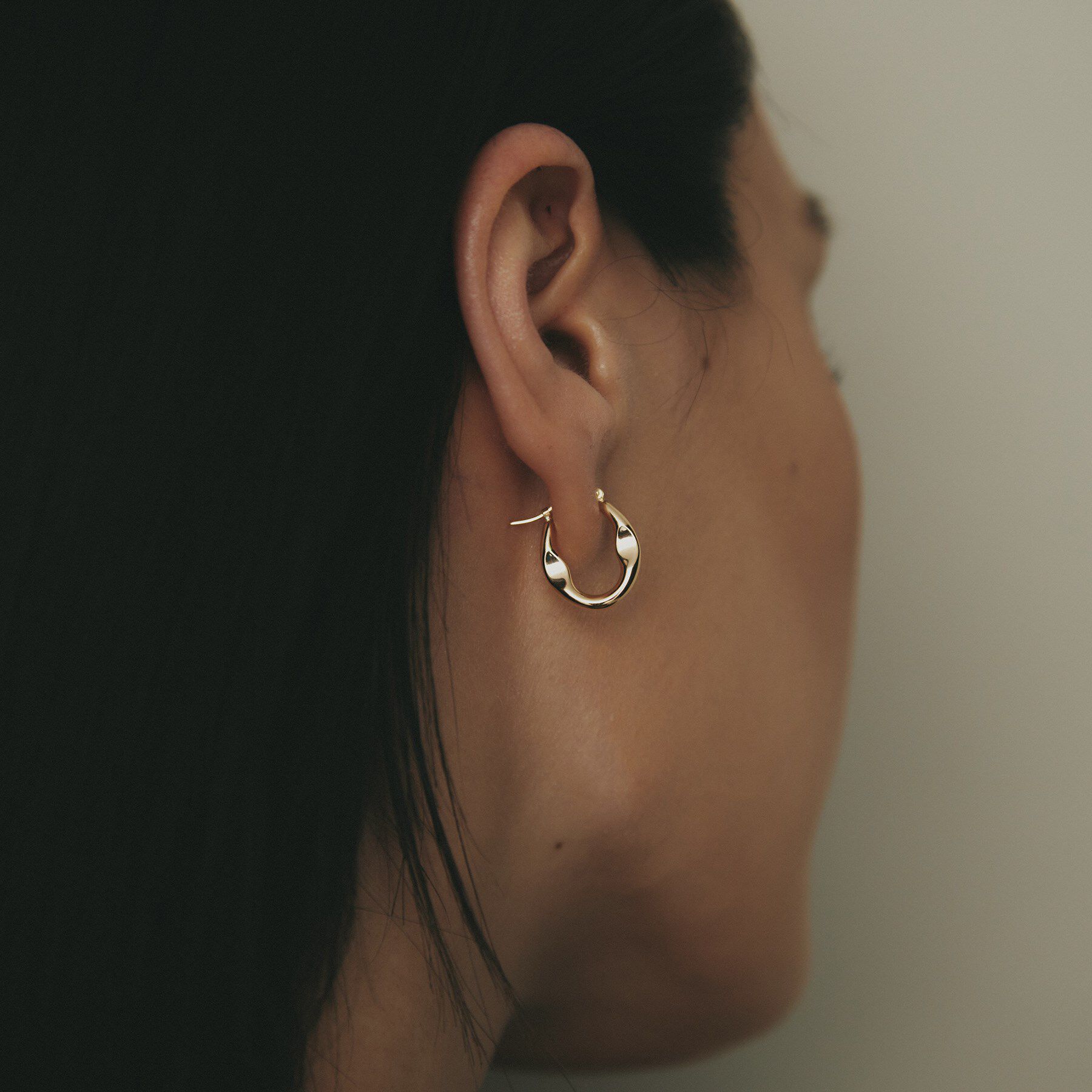 COCOSHNIK「K10中空クラッシュ フープピアス」|ピアス|