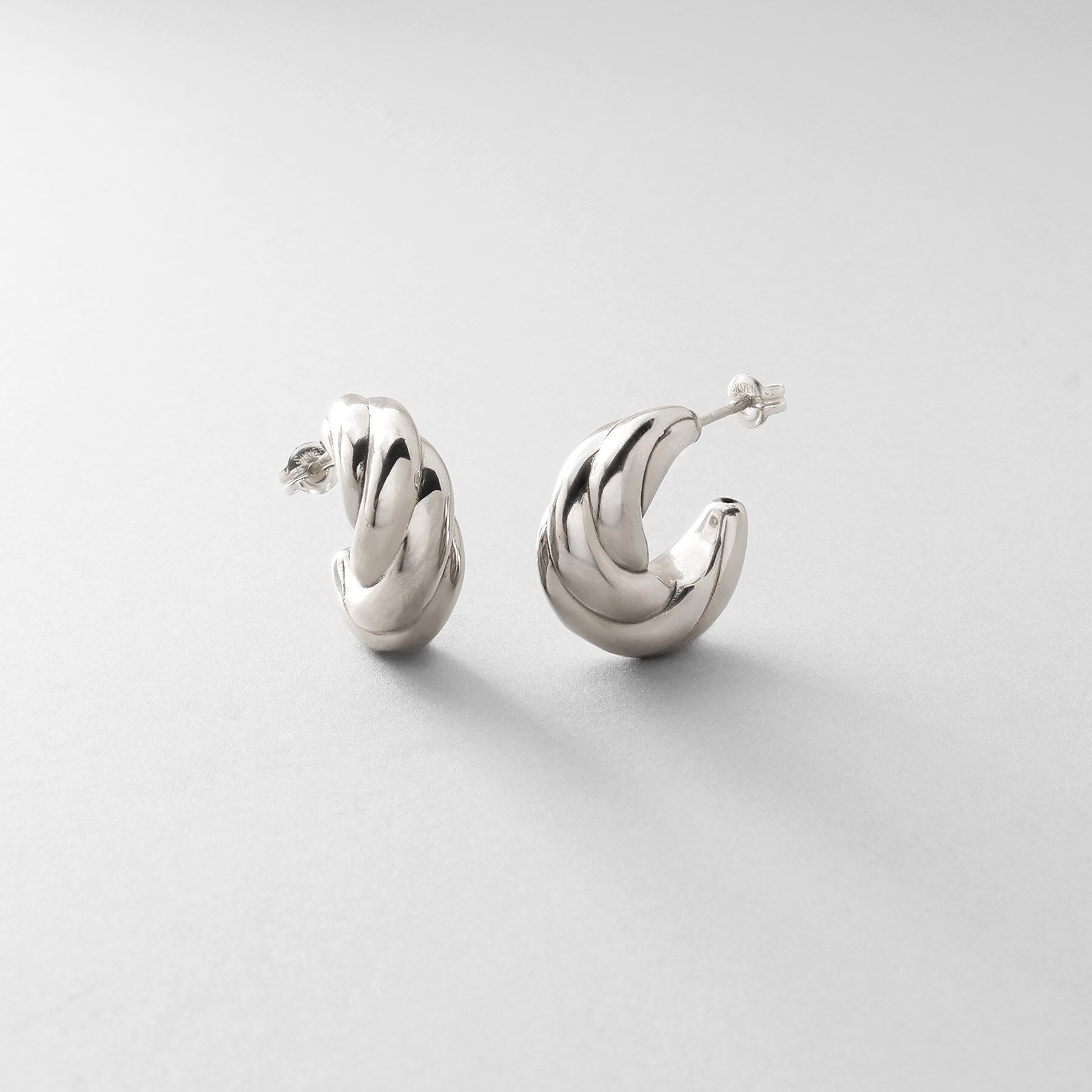 COCOSHNIK ONKITSCH「シルバー ホロウフープ クロワッサンピアス」|ピアス|