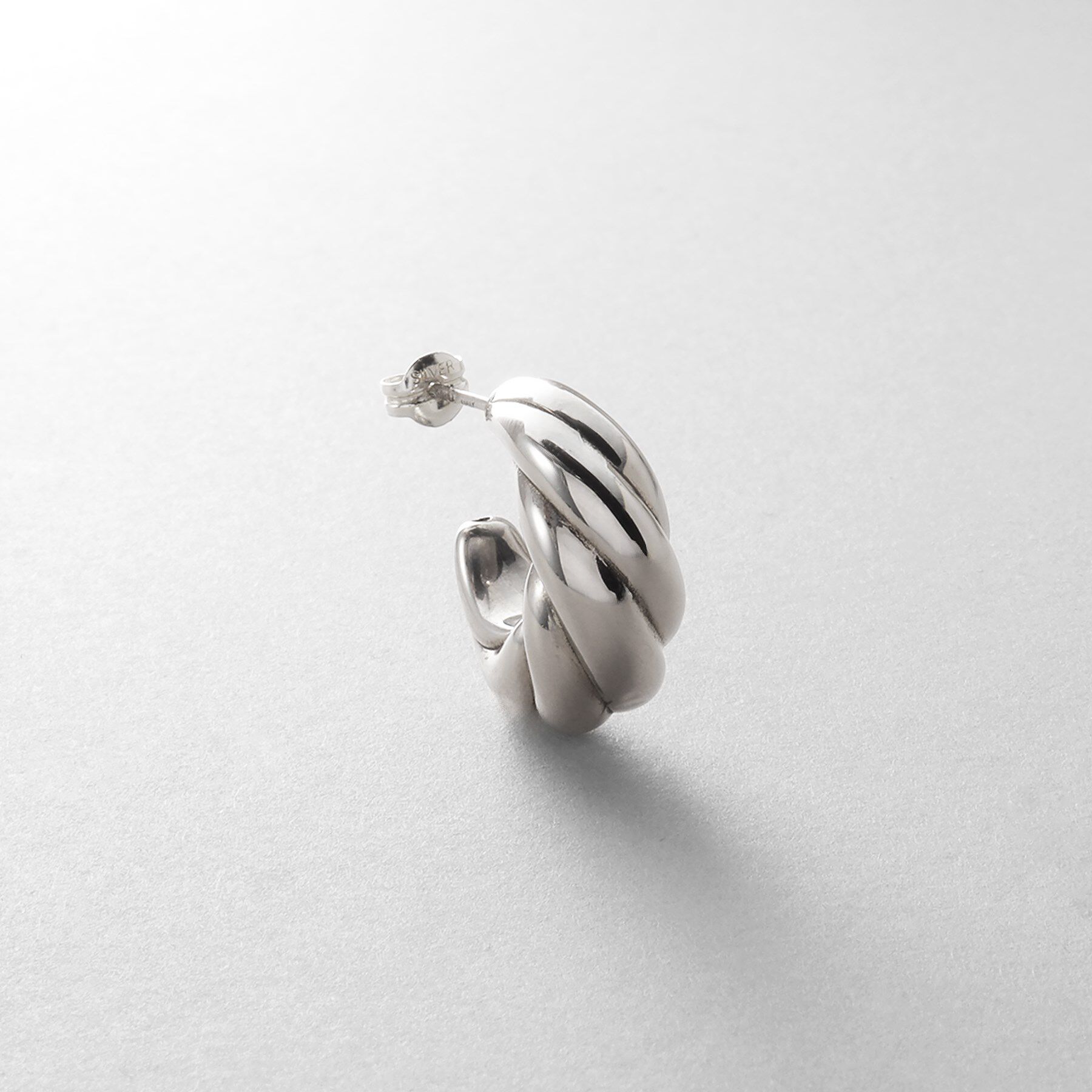 COCOSHNIK ONKITSCH「シルバー ホロウフープ クロワッサンピアス」|ピアス|