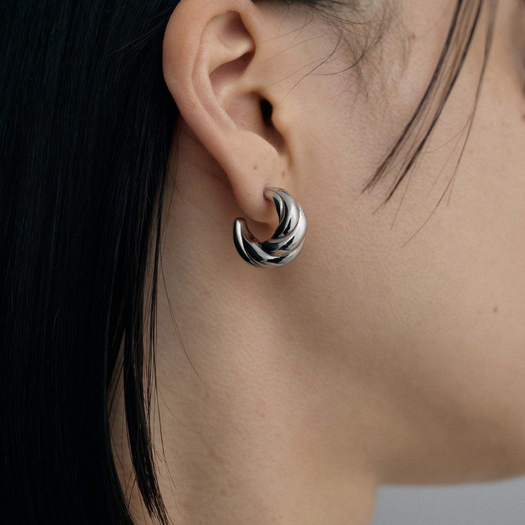 COCOSHNIK ONKITSCH「シルバー ホロウフープ クロワッサンピアス」|ピアス|