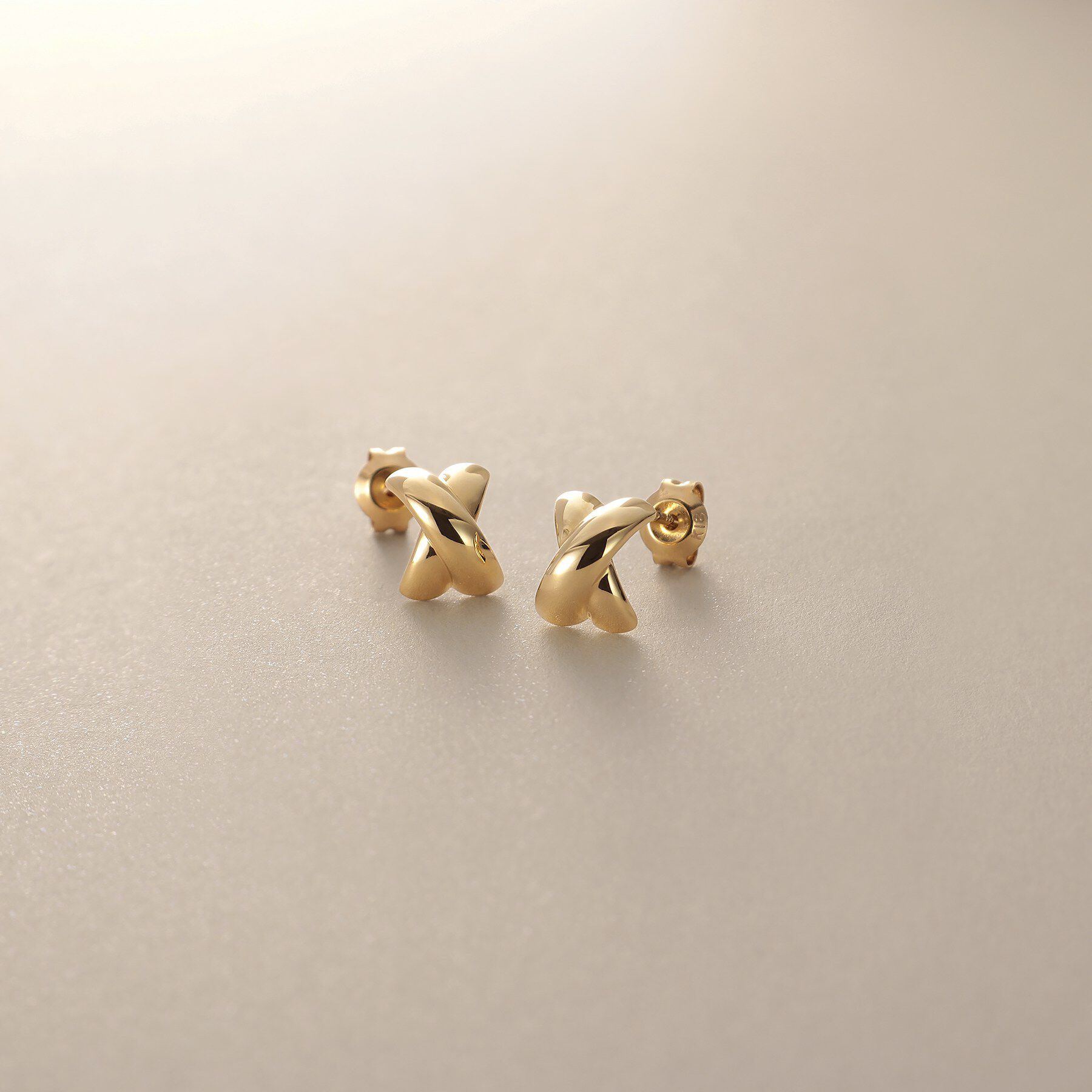 COCOSHNIK「K18【サステナブル】甲丸クロスアーチ スタッドピアス」|ピアス|イエローゴールド(1