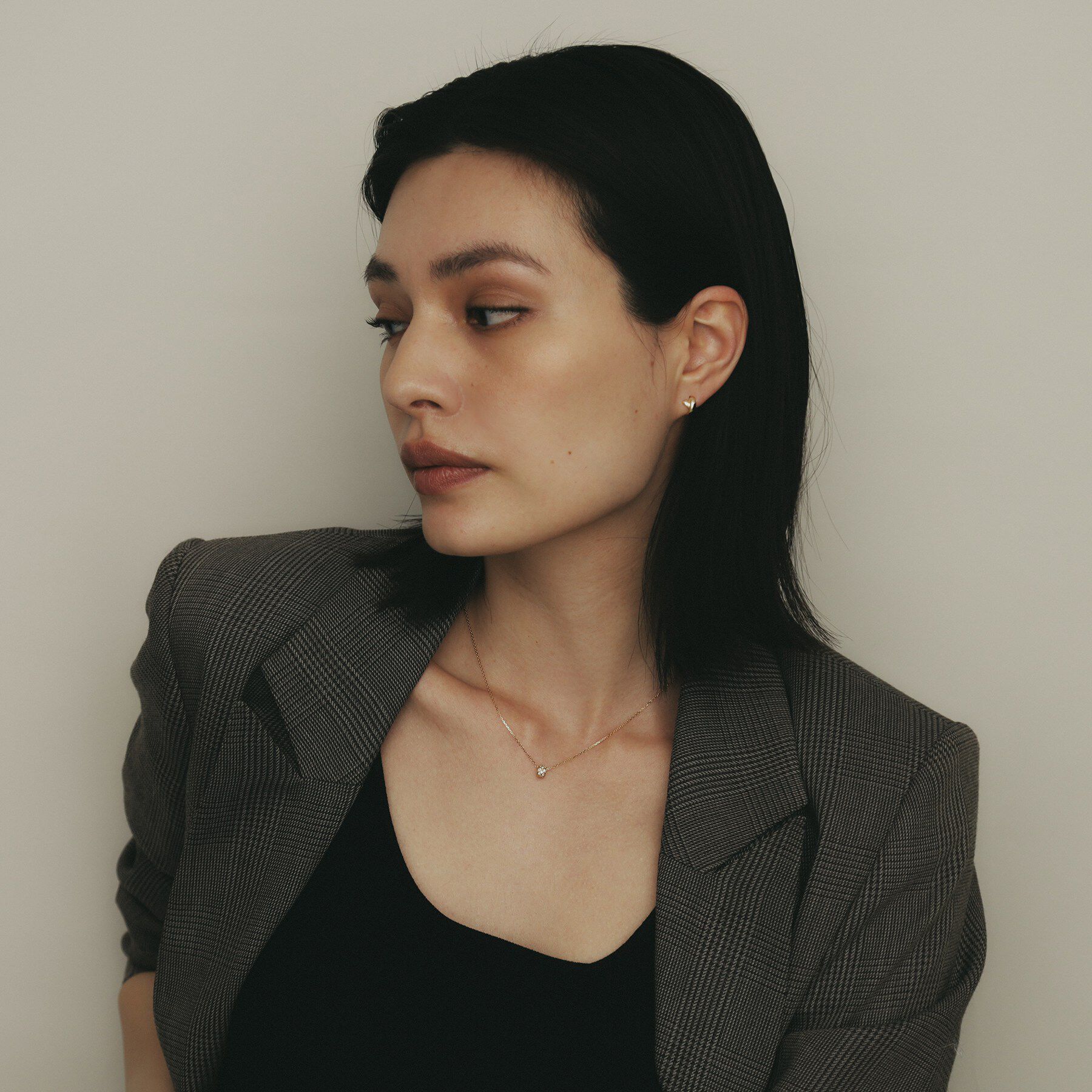 COCOSHNIK「K18【サステナブル】甲丸クロスアーチ スタッドピアス」|ピアス|