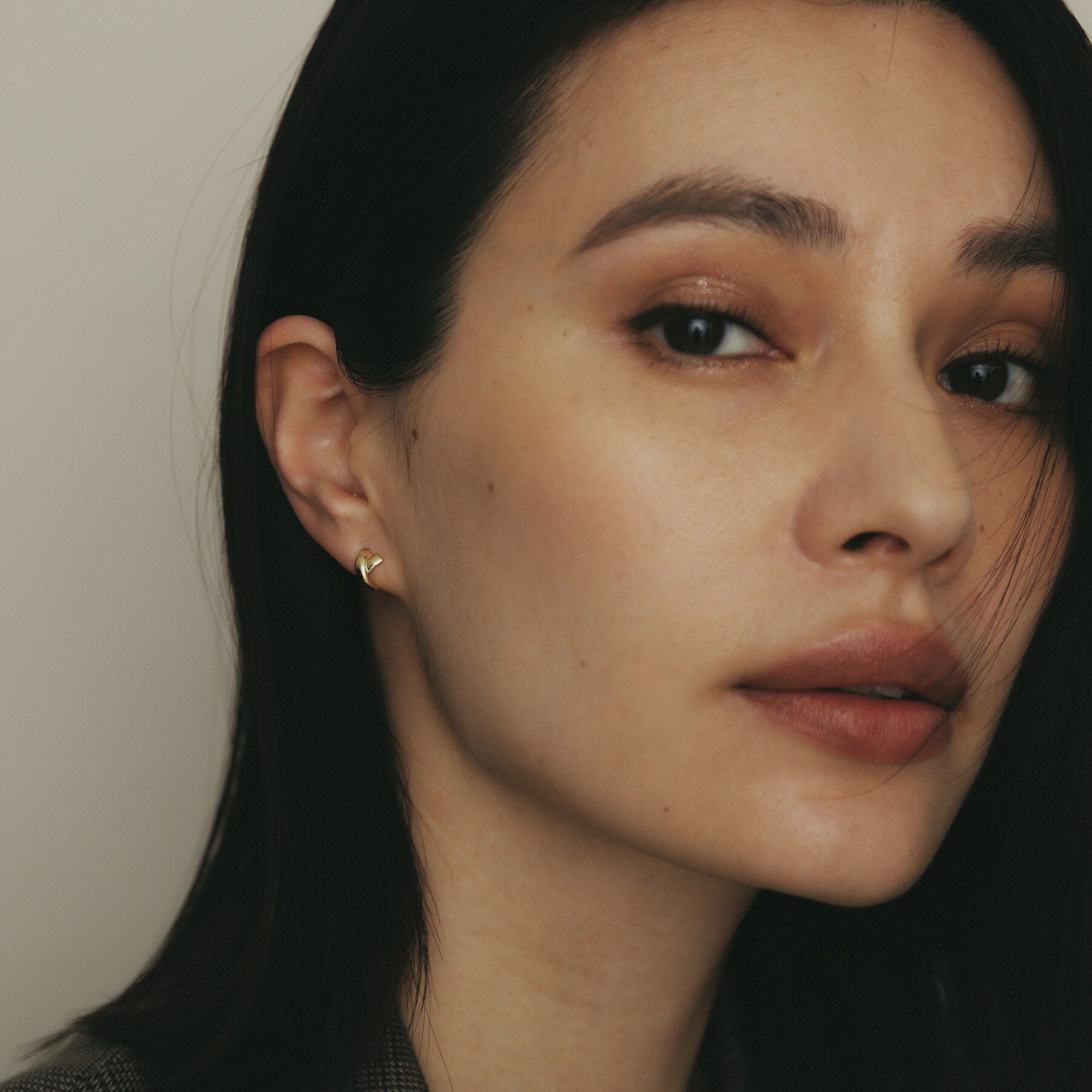 COCOSHNIK「K18【サステナブル】甲丸クロスアーチ スタッドピアス」|ピアス|