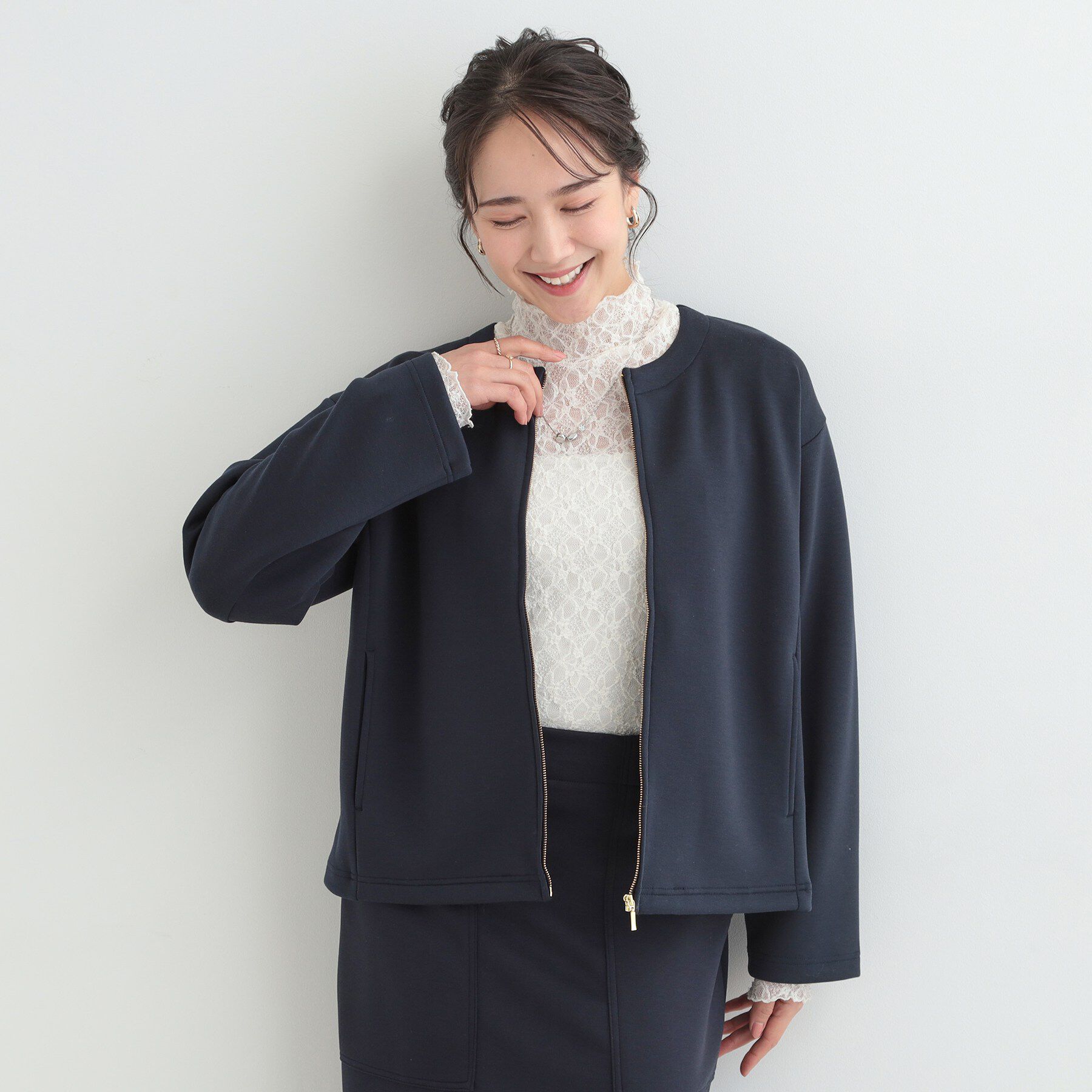 SHOO･LA･RUE「【セットアップ可/S-LL/なめらかタッチ】大人のきれいめスタイルに ノーカラージップブルゾン」|ブルゾン・スタジャン|