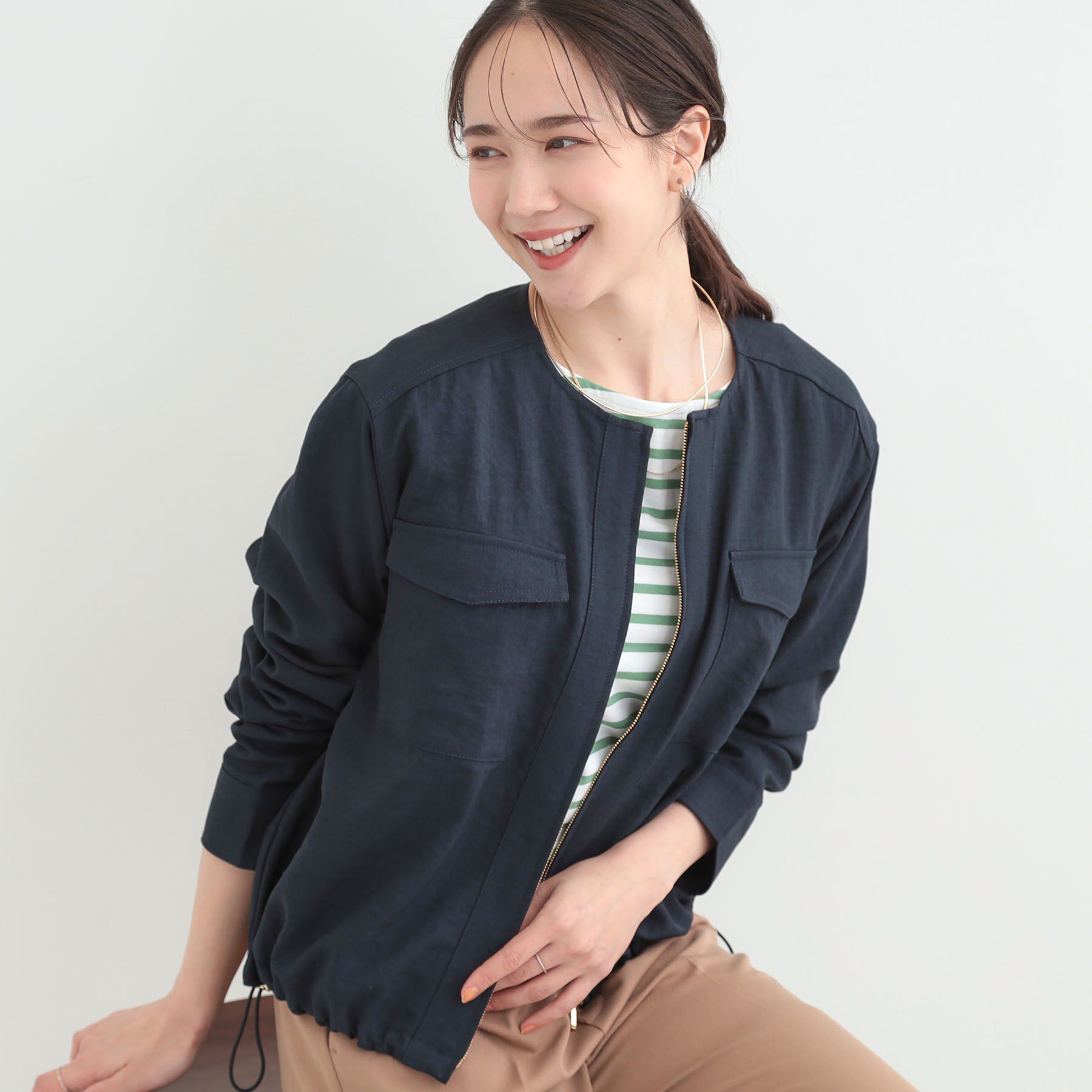 SHOO･LA･RUE「【S-LL】サッと羽織れてきれい見え　フラップポケット ノーカラーブルゾン」|ブルゾン・スタジャン|ネイビー(094)