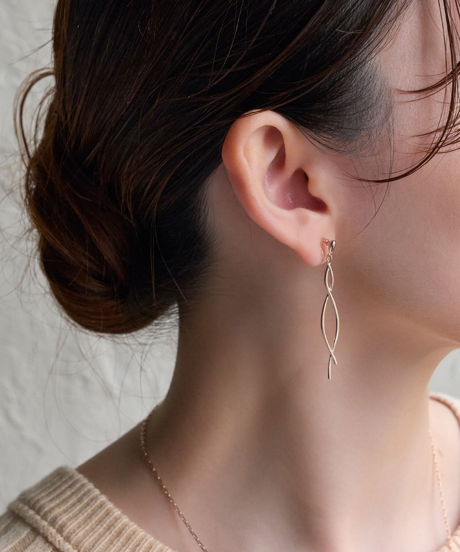 Phoebe「【金属アレルギー対応/痛くないシリーズ】スウィングループフィットイヤリング　シャンパンゴールド」|イヤリング|