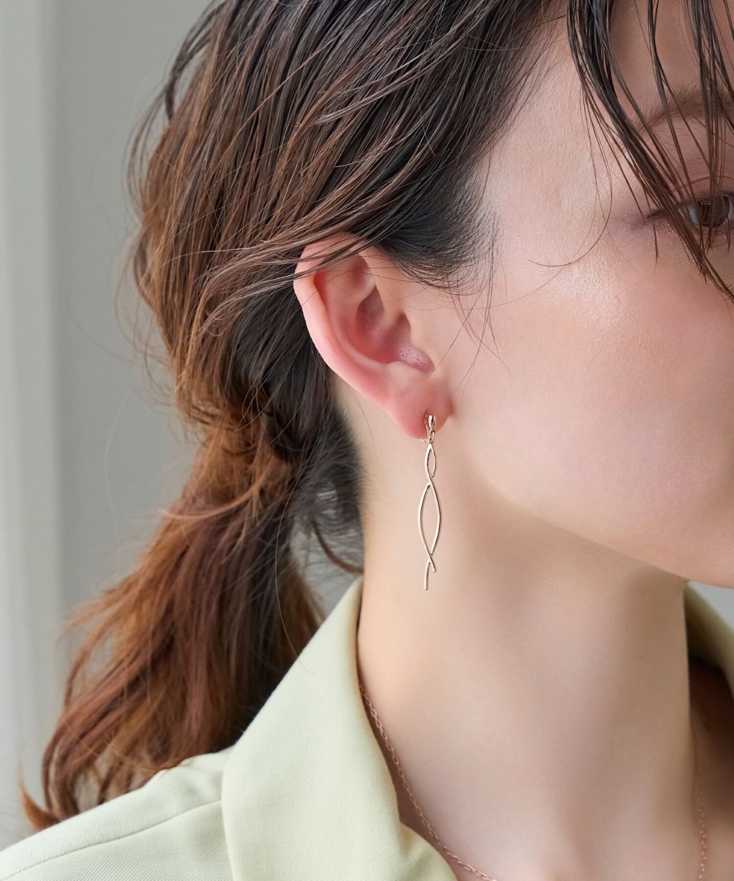Phoebe「【金属アレルギー対応/痛くないシリーズ】スウィングループフィットイヤリング　シャンパンゴールド」|イヤリング|