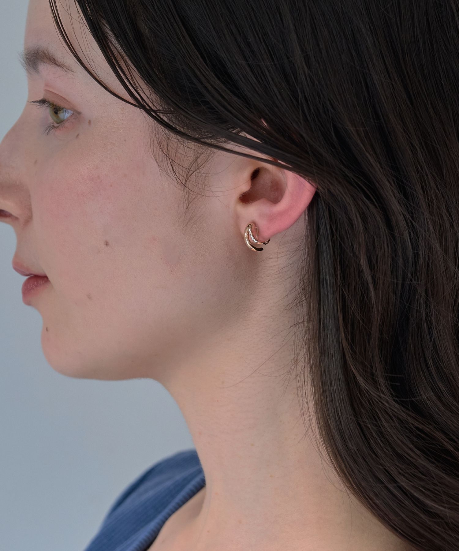 Phoebe「【金属アレルギー対応/痛くないシリーズ】シャインループフィットイヤリング　シャンパンゴールド」|イヤリング|